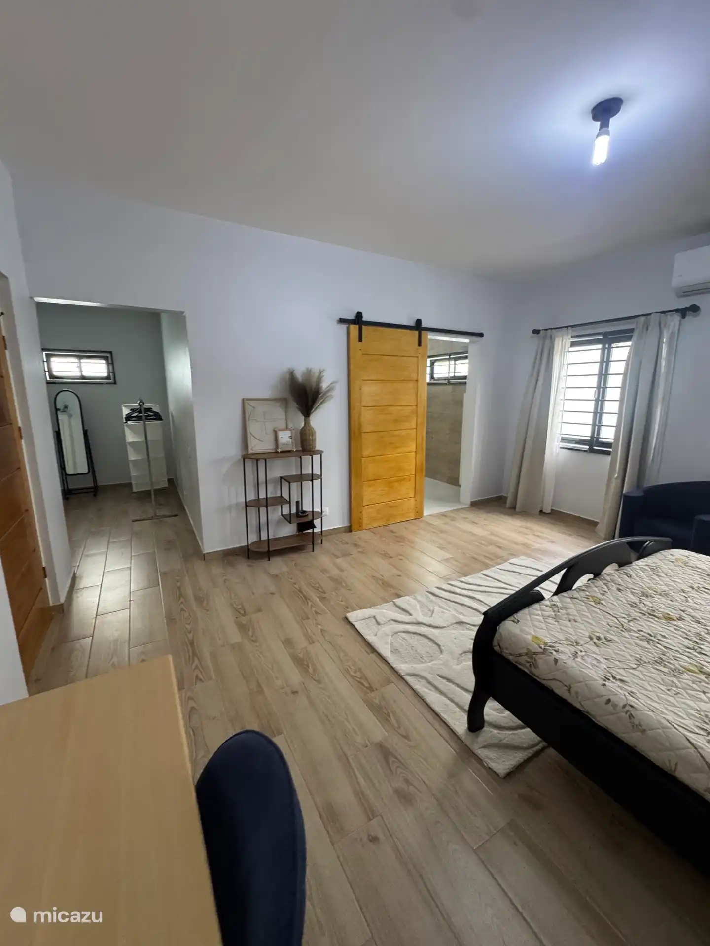 Hauptschlafzimmer mit eigenem Bad und begehbarem Kleiderschrank