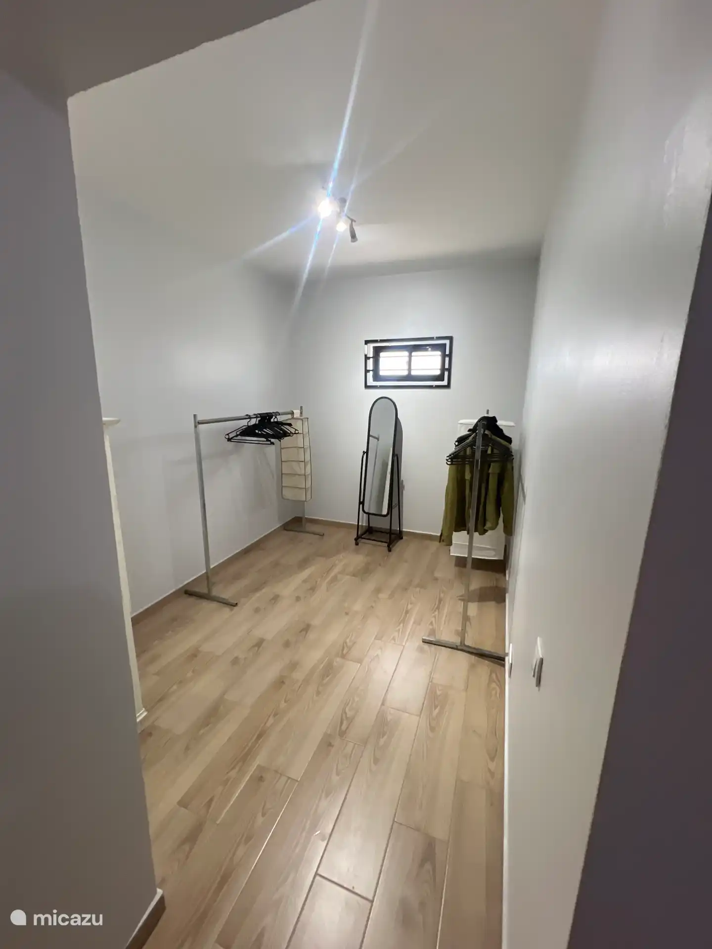Hauptschlafzimmer mit begehbarem Kleiderschrank