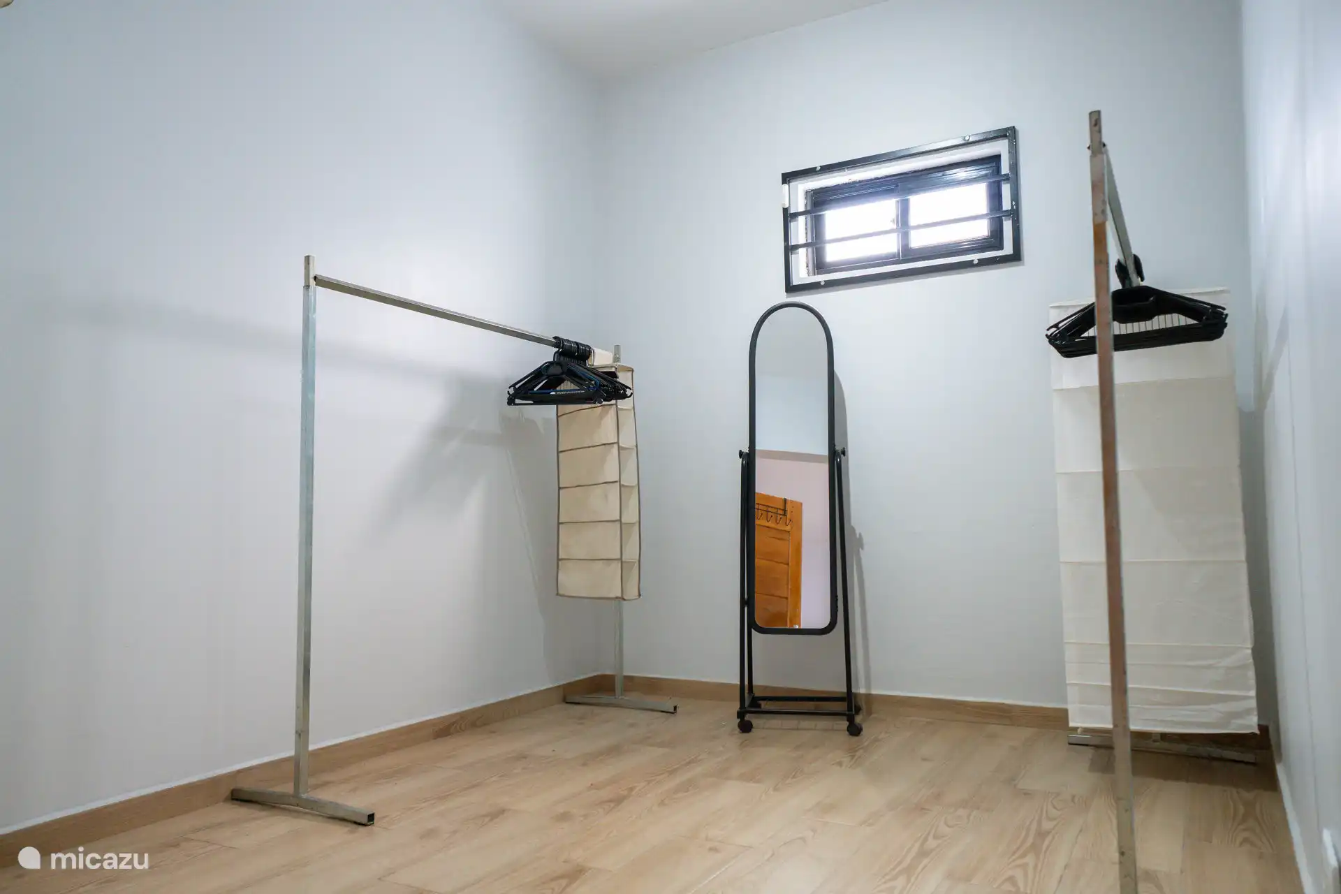 Hauptschlafzimmer mit begehbarem Kleiderschrank