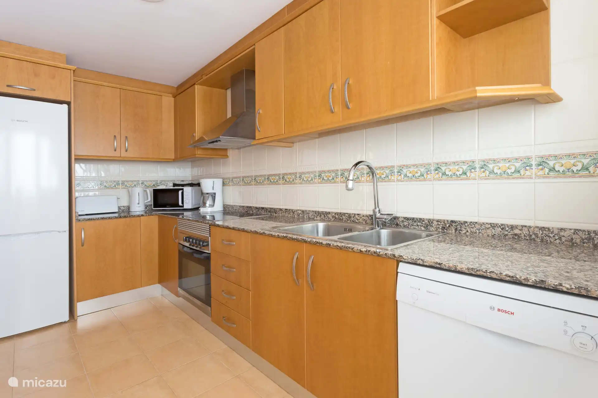 Küche komplett ausgestattet.