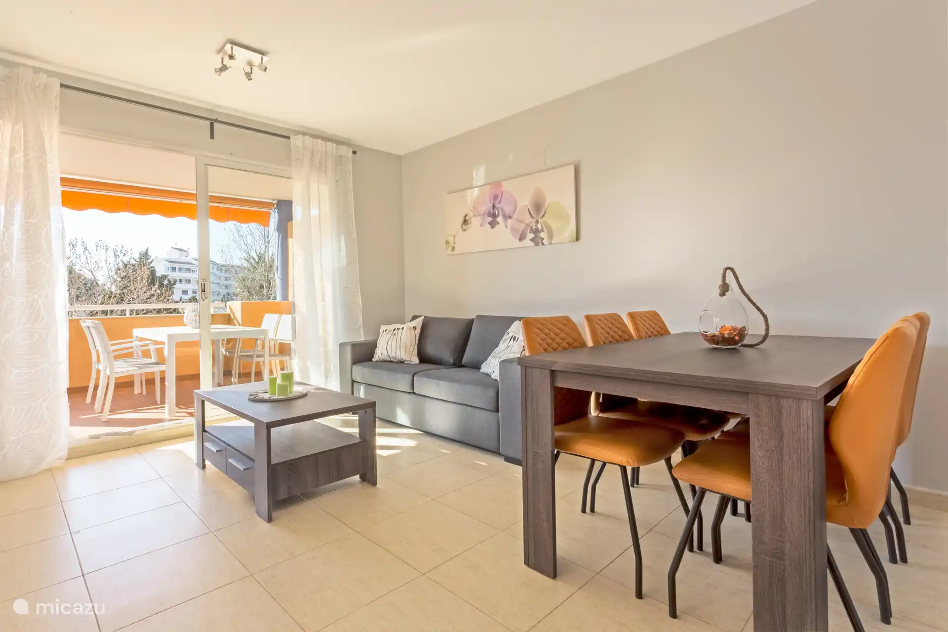 Geräumiges Wohnzimmer mit Sitzecke und Esstisch.