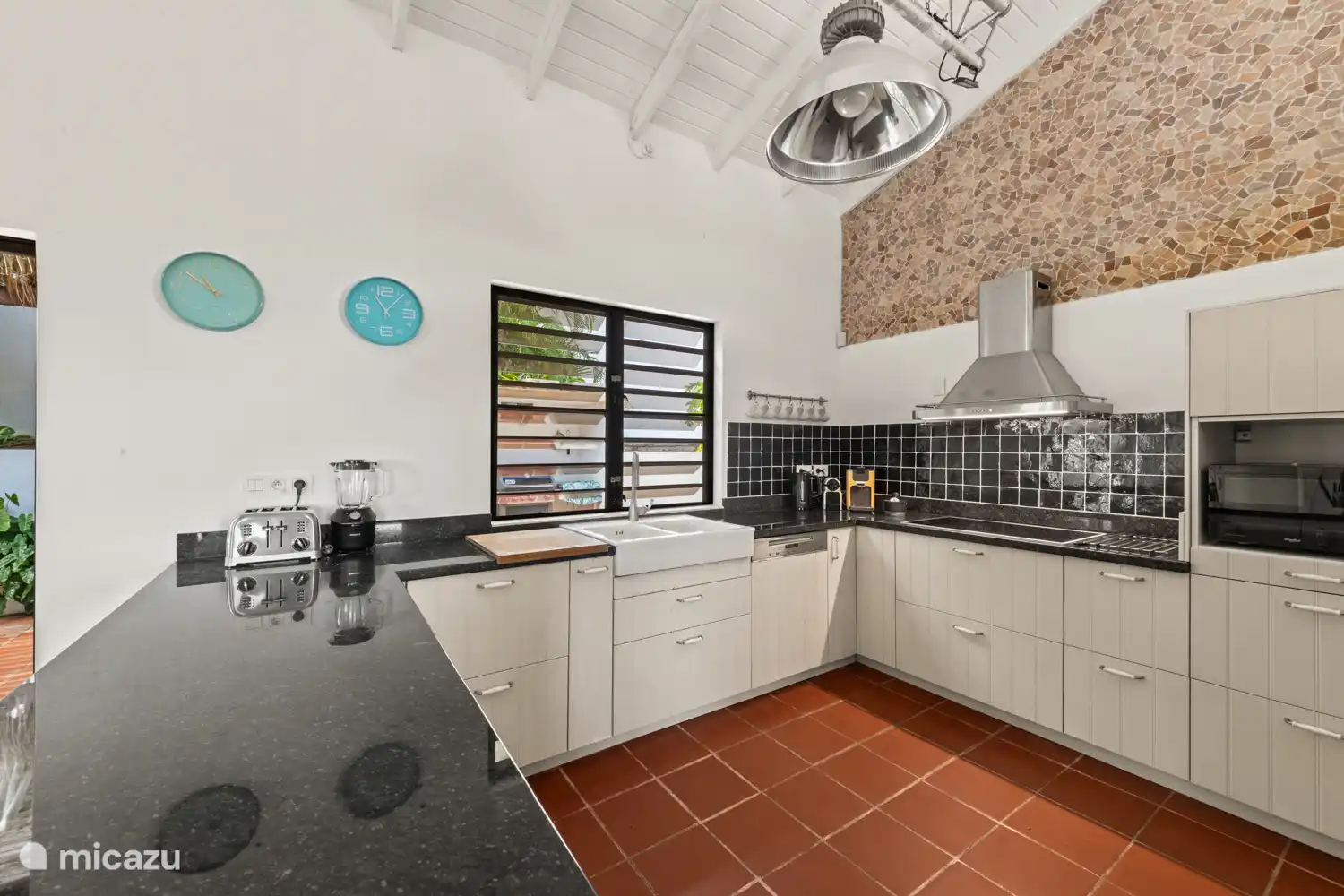 Open keuken, van alle gemakken voorzien