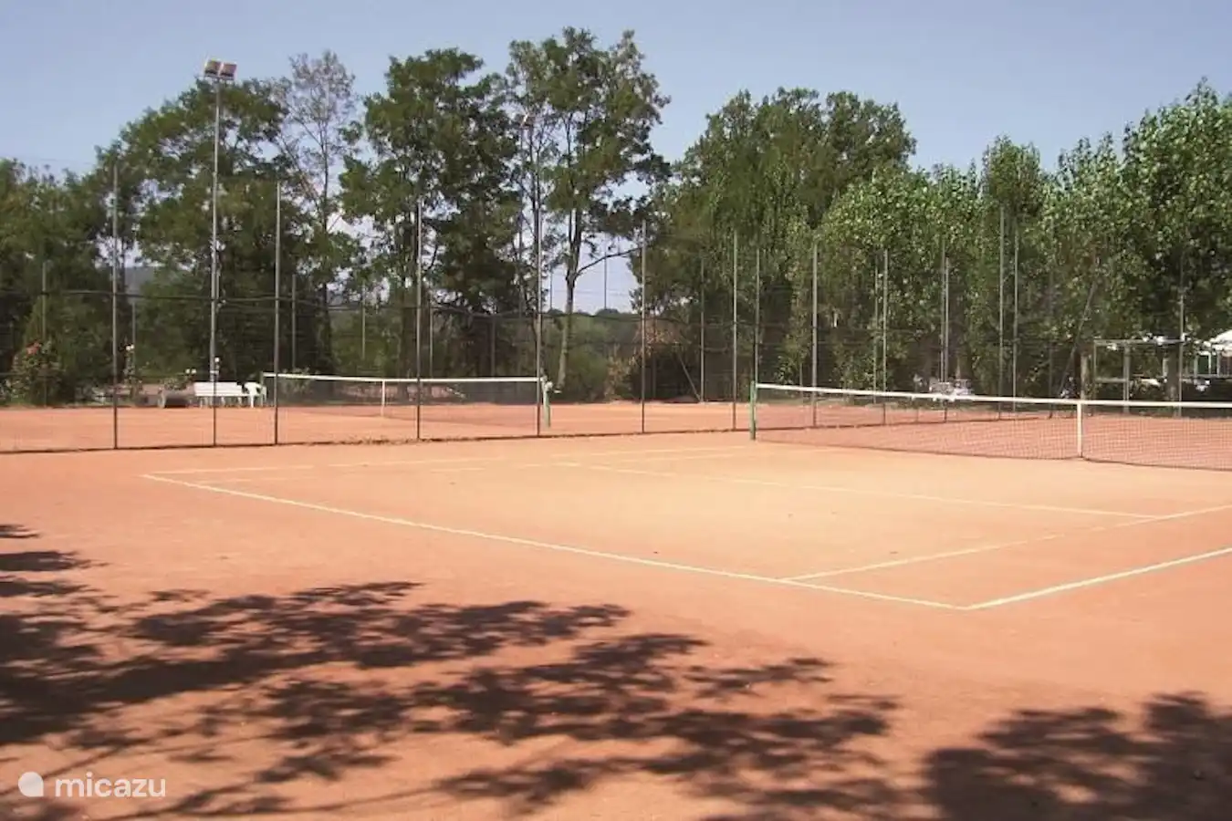 Les 2 courts de tennis du camping