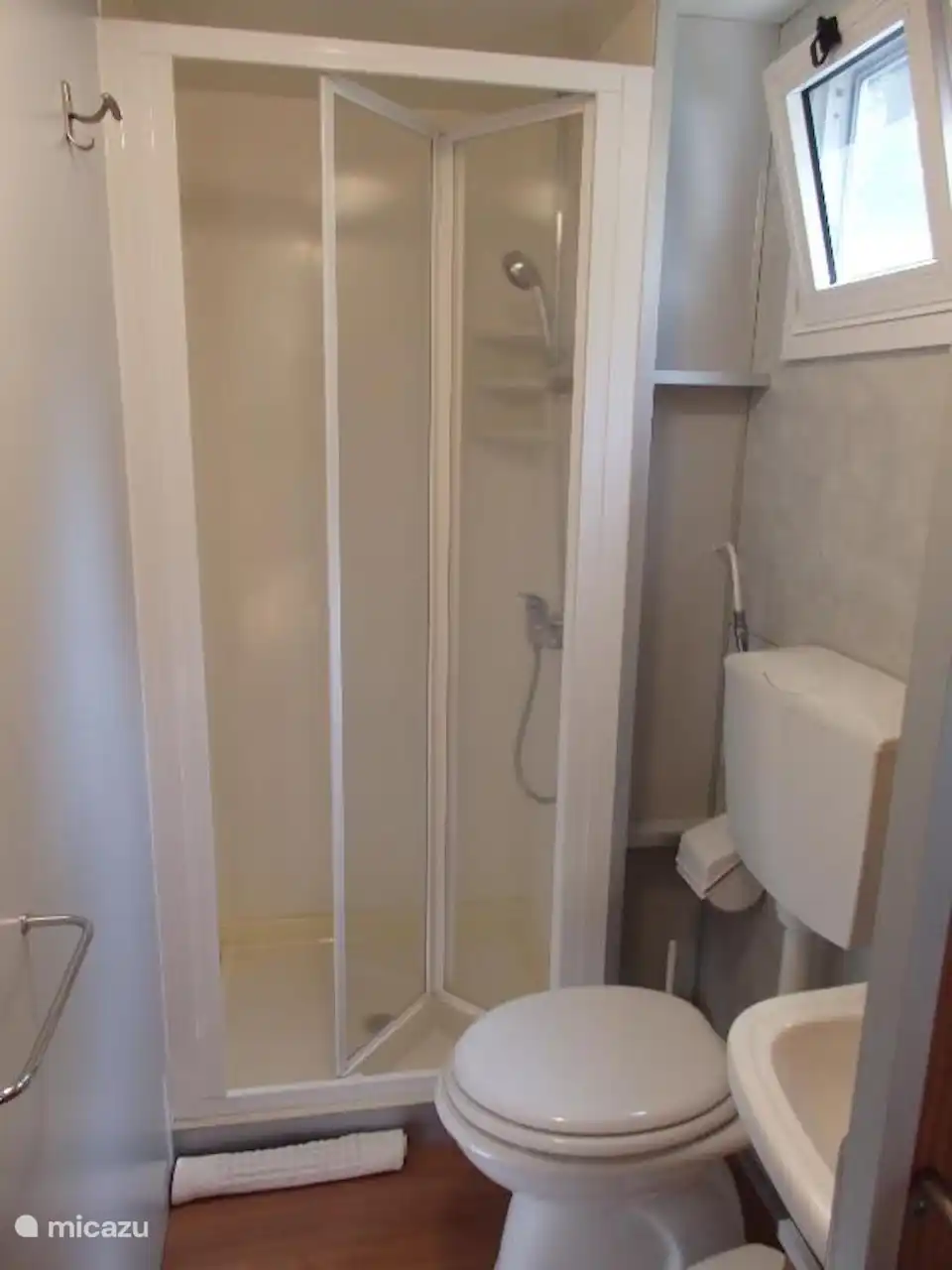 Salle de bain avec douche, WC et lavabo