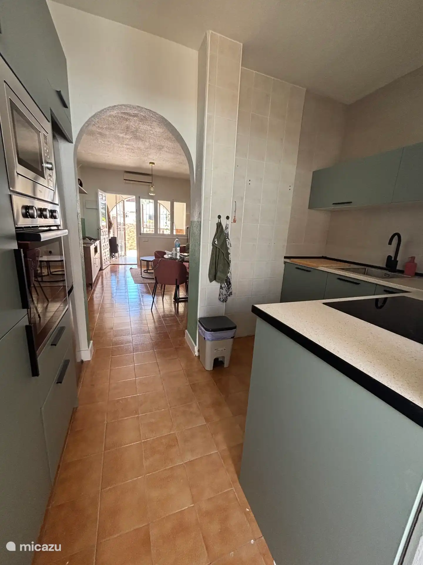 Zicht op woonkamer vanuit de keuken