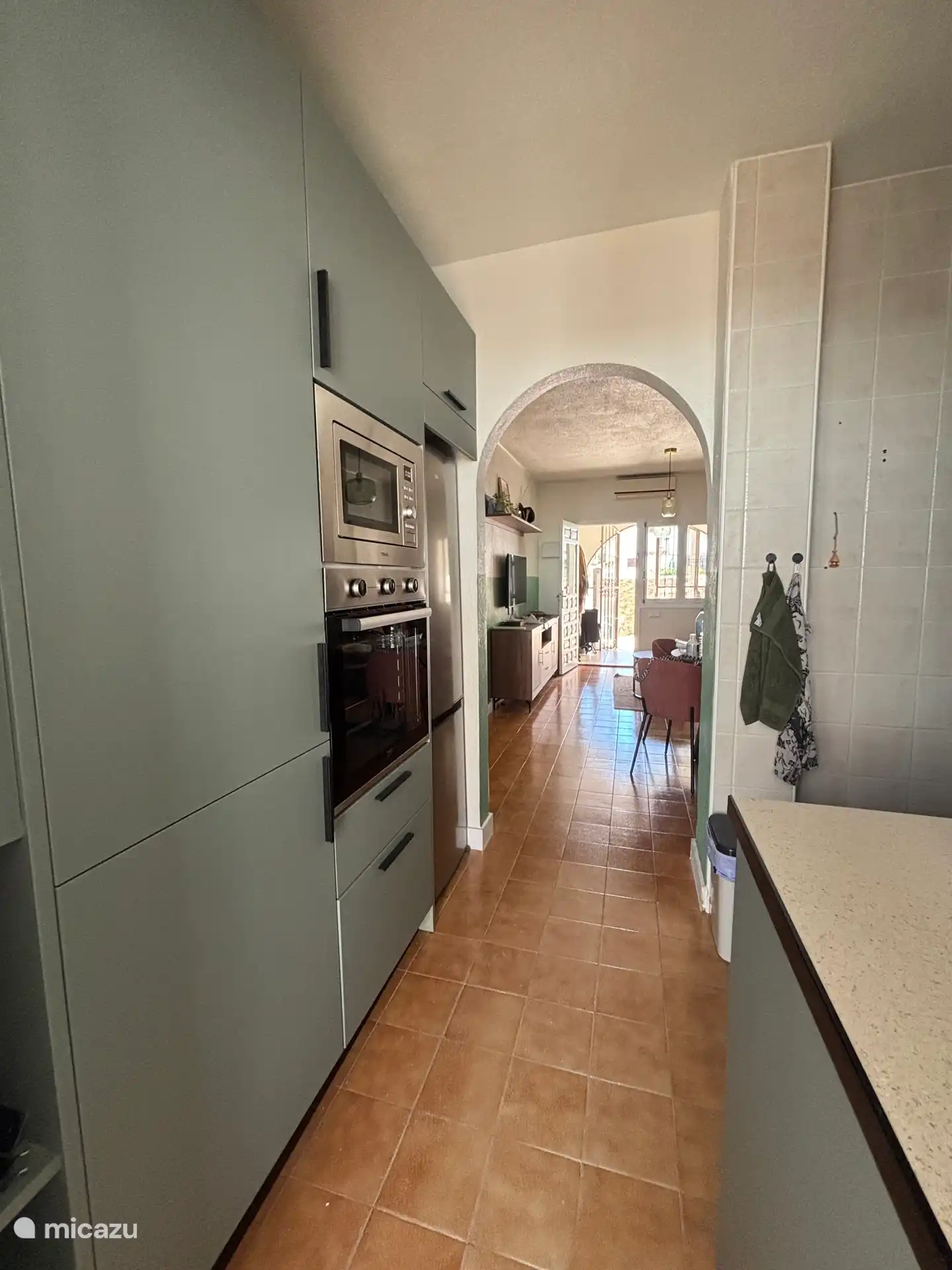 Keuken met zicht op de woonkamer 