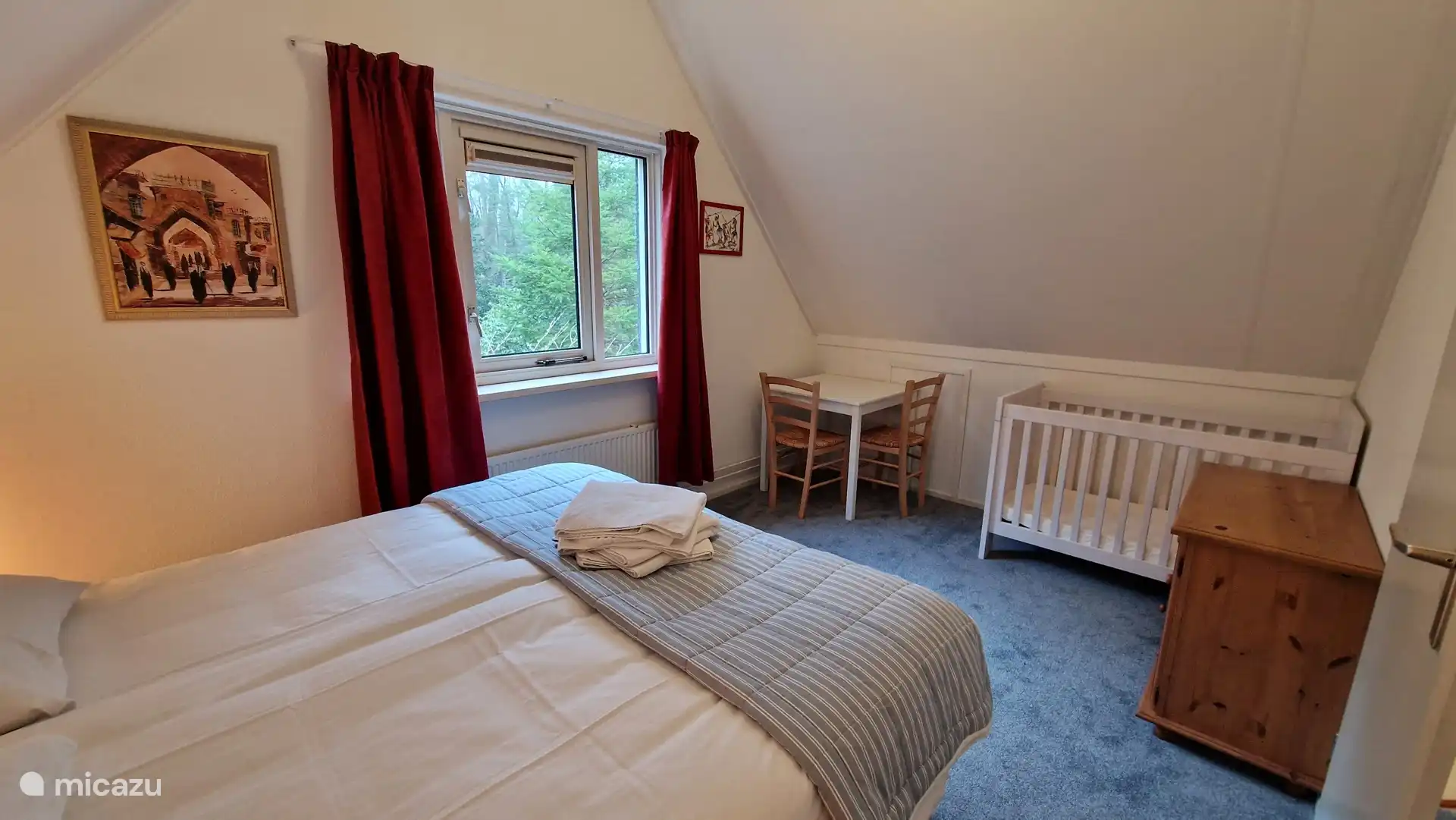 Schlafzimmer mit Babybett