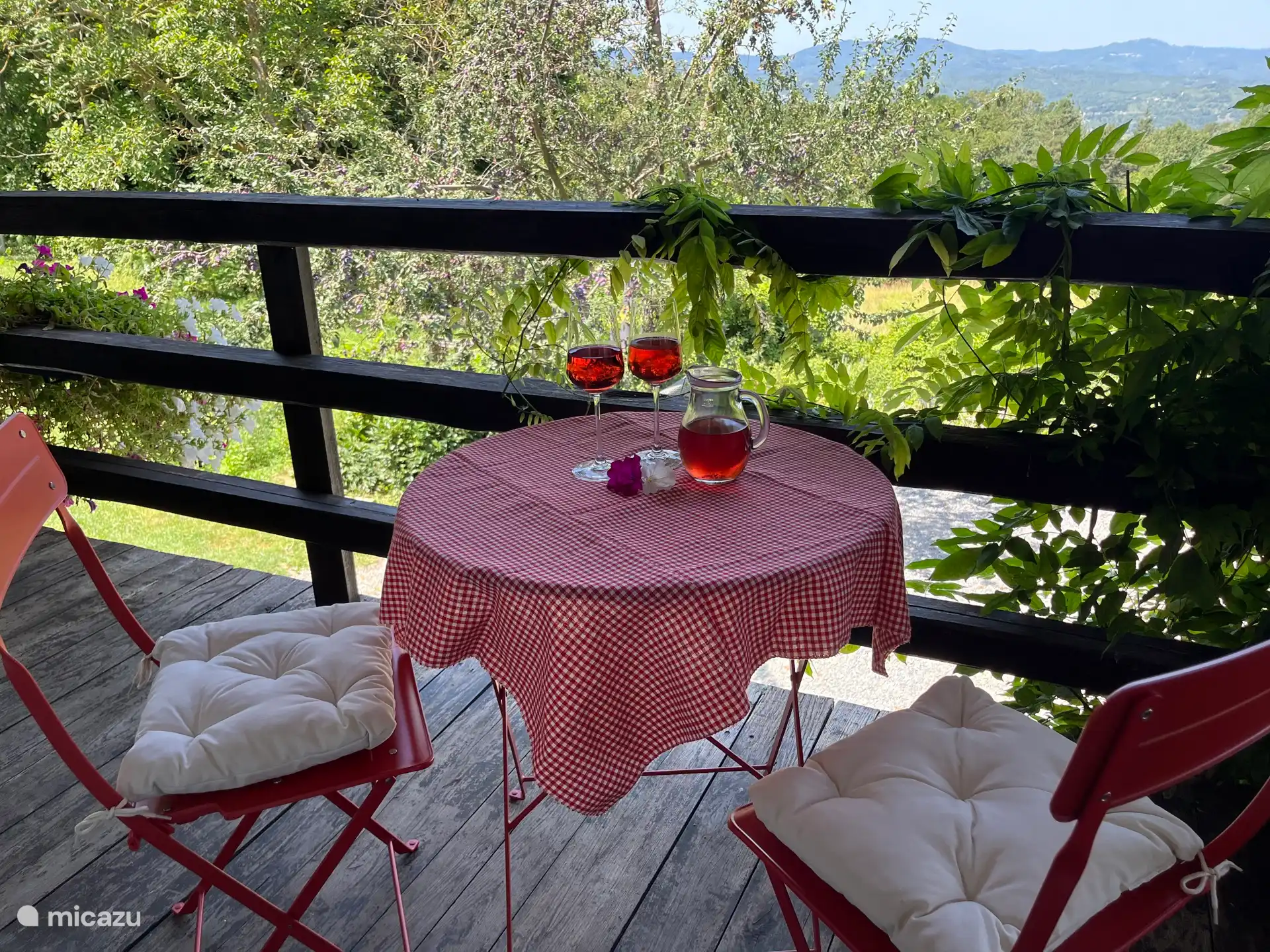 Gemütliche Sitzgelegenheit auf dem Balkon mit Bergblick