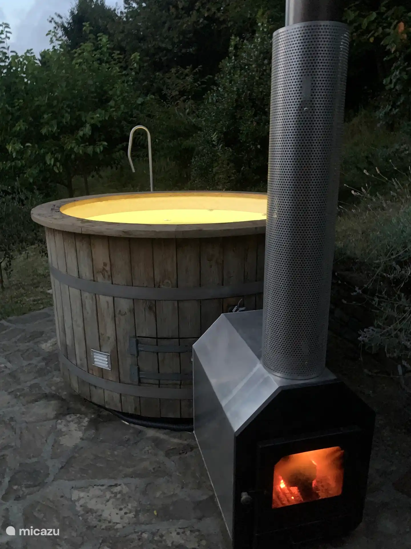 Genießen Sie am Abend die Wärme des holzbefeuerten Whirlpools. Unter einem Sternenhimmel, wo die Milchstraße zu sehen ist.