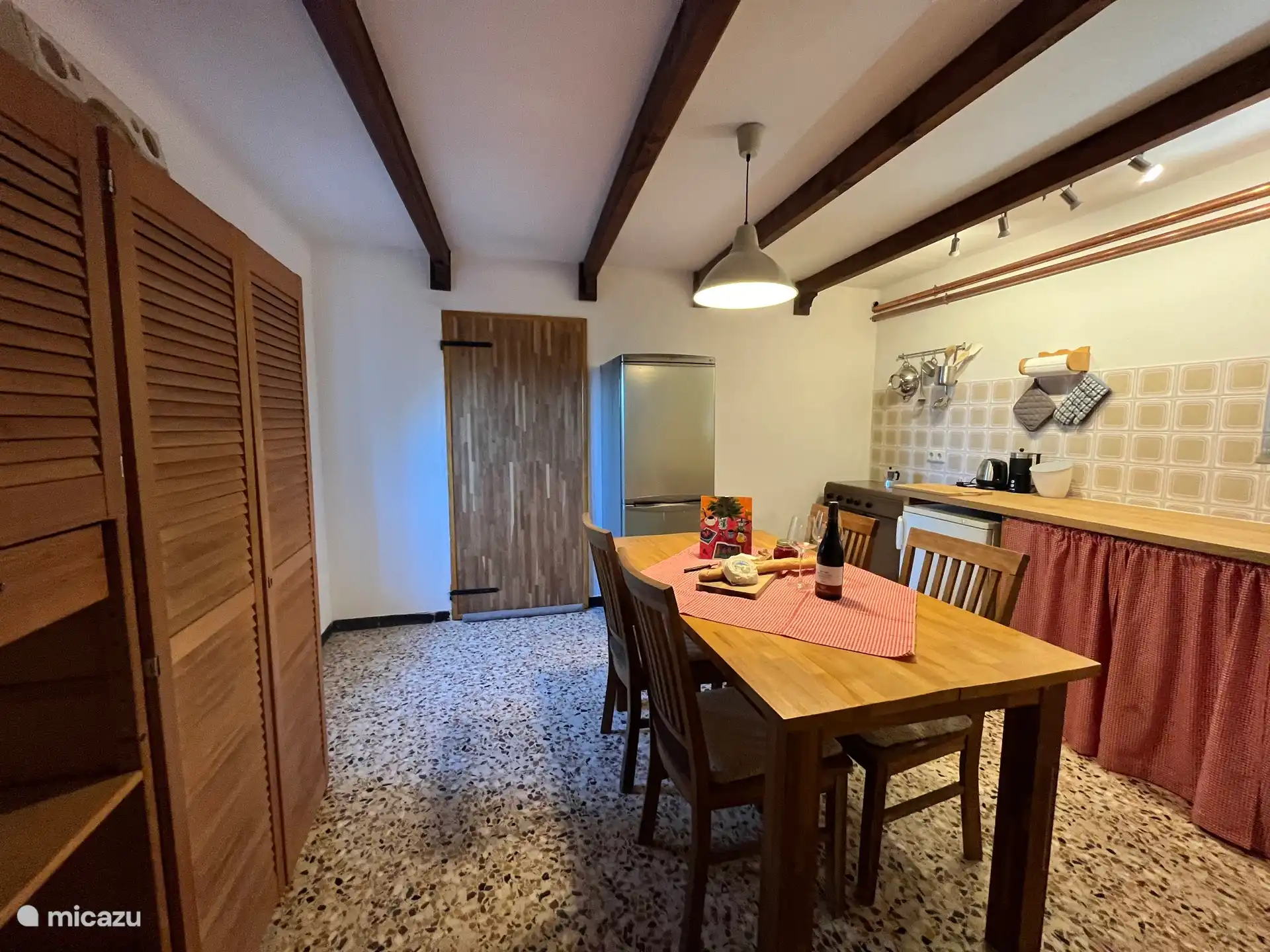 Eine schöne große Küche mit allem Drum und Dran