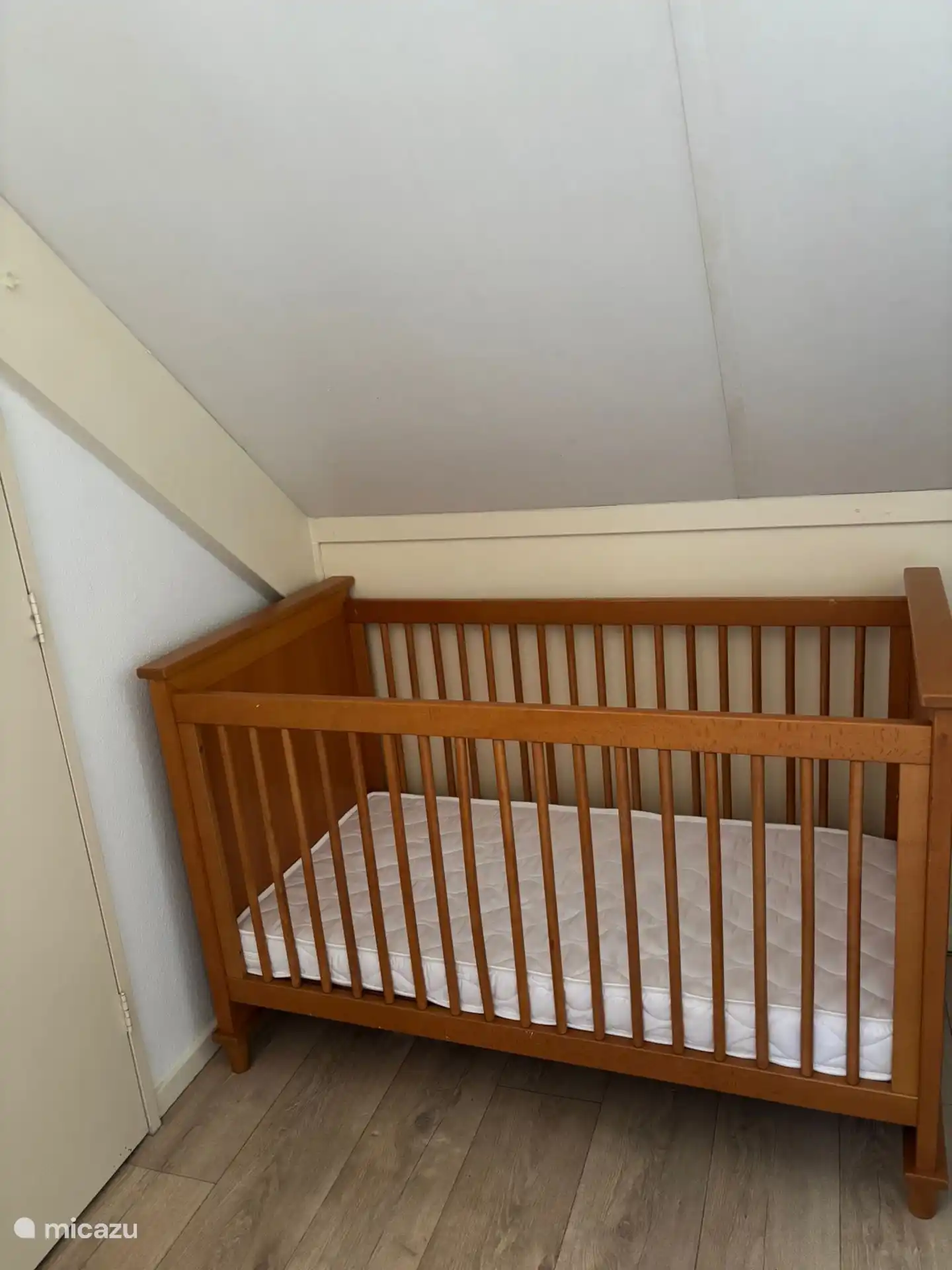 Babybett im Schlafzimmer