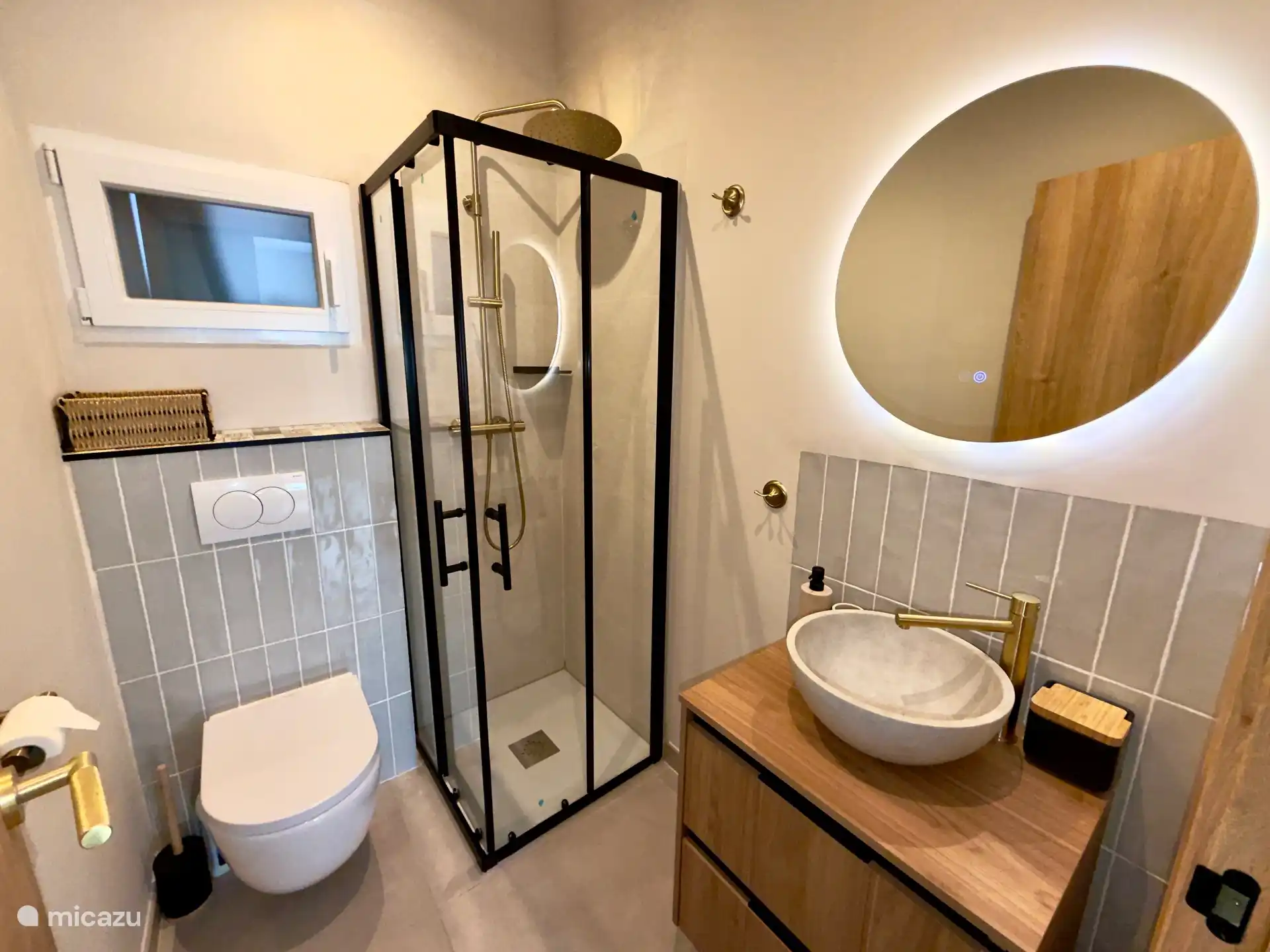 Prachtige moderne badkamer met douche