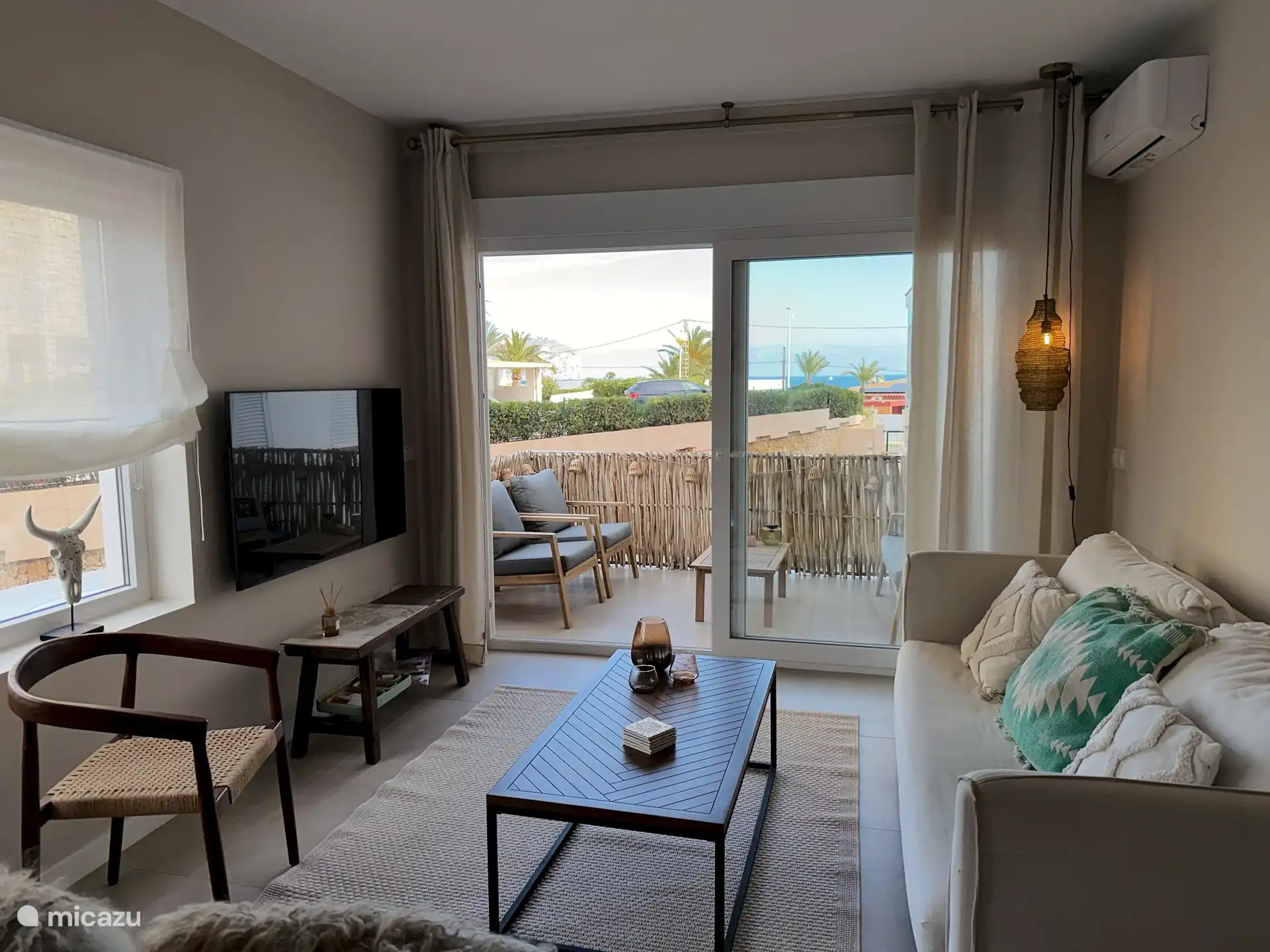 woonkamer met balkon