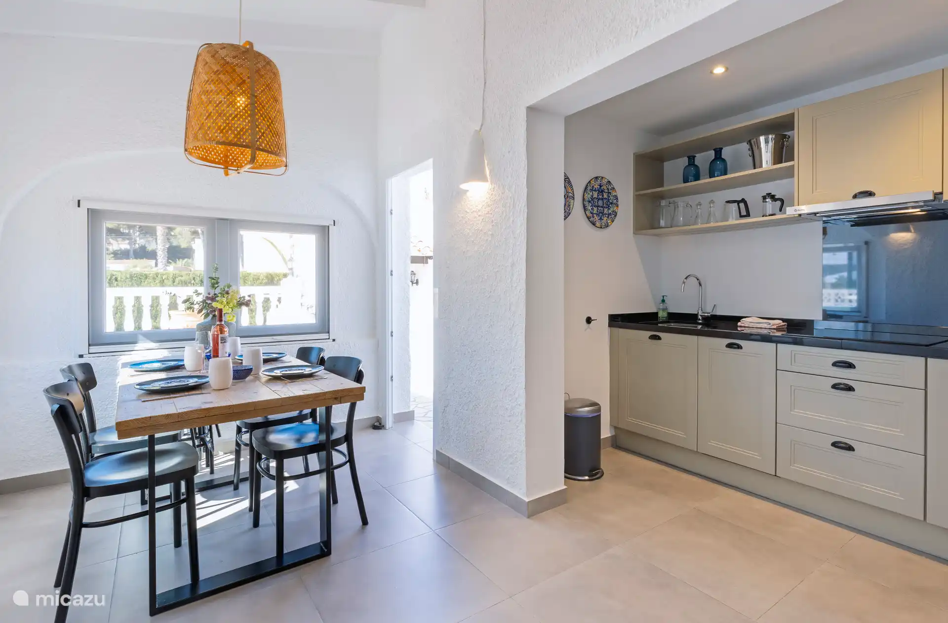 Table de cuisine et cuisine