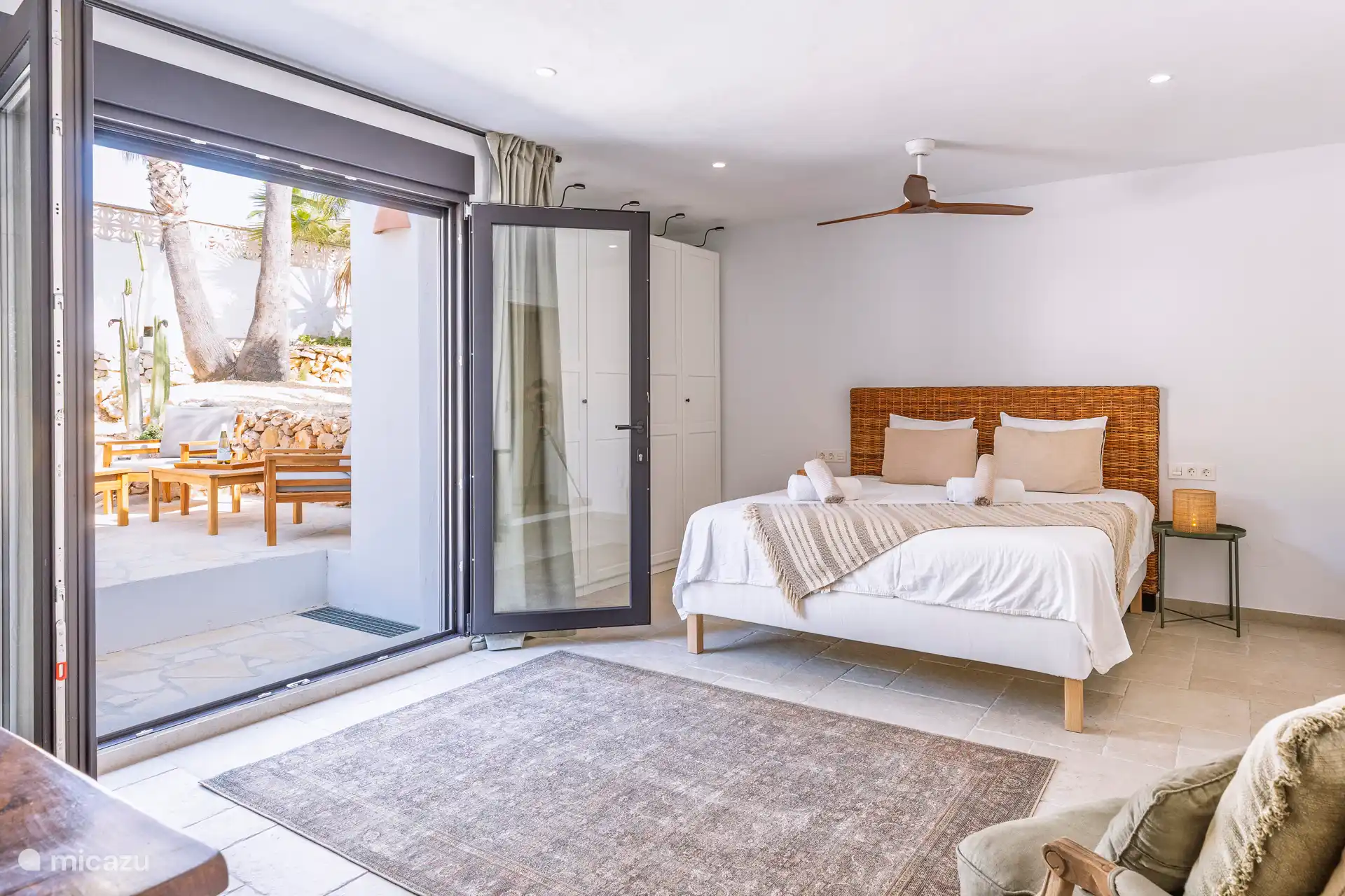 Chambre avec accès à la terrasse