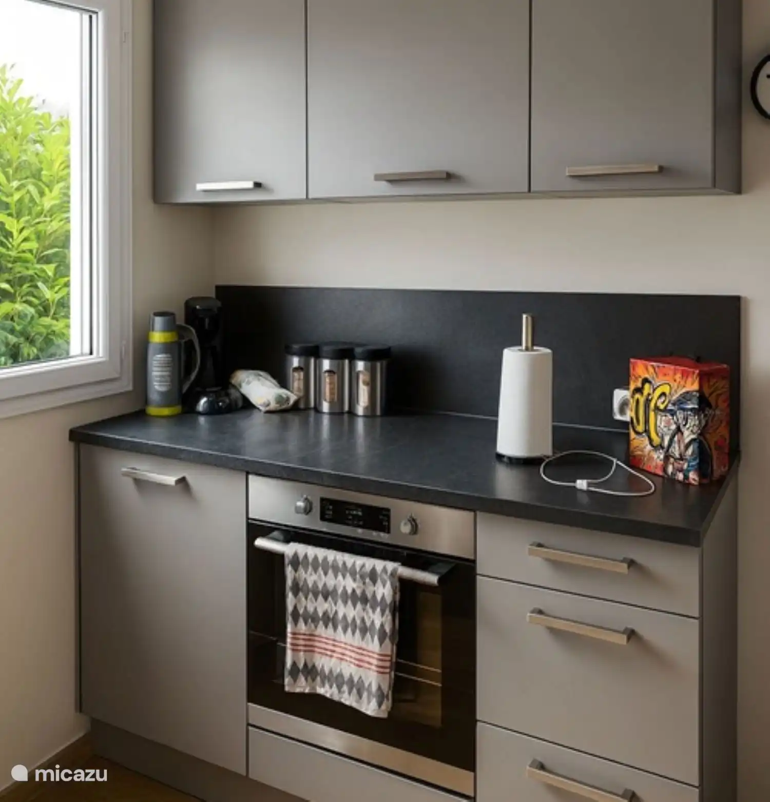 Unité de cuisine à gauche