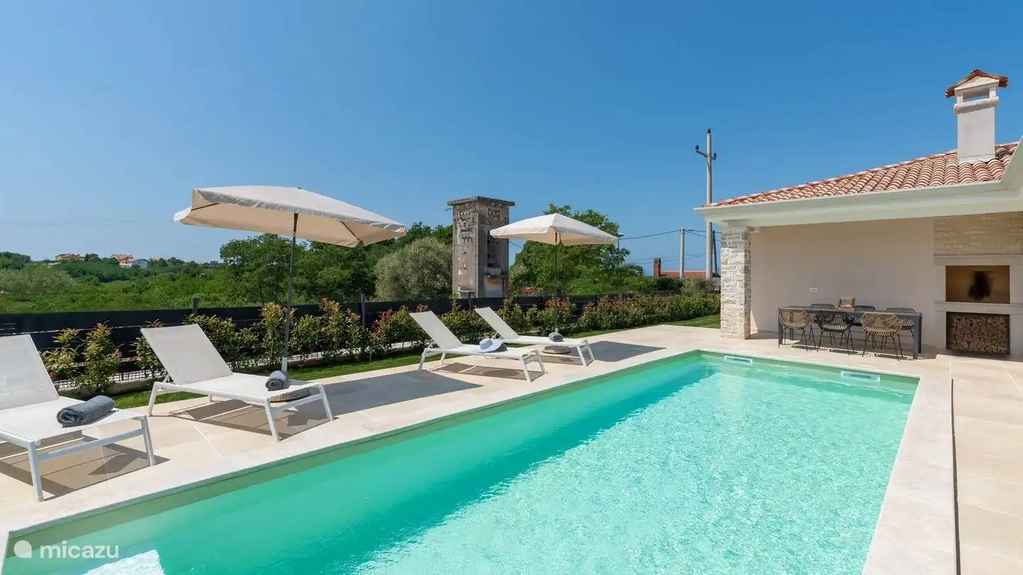 Chaises longues et parasols