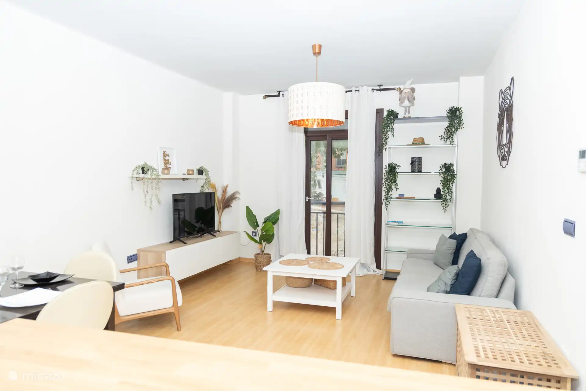 woonkamer met TV en bankstel