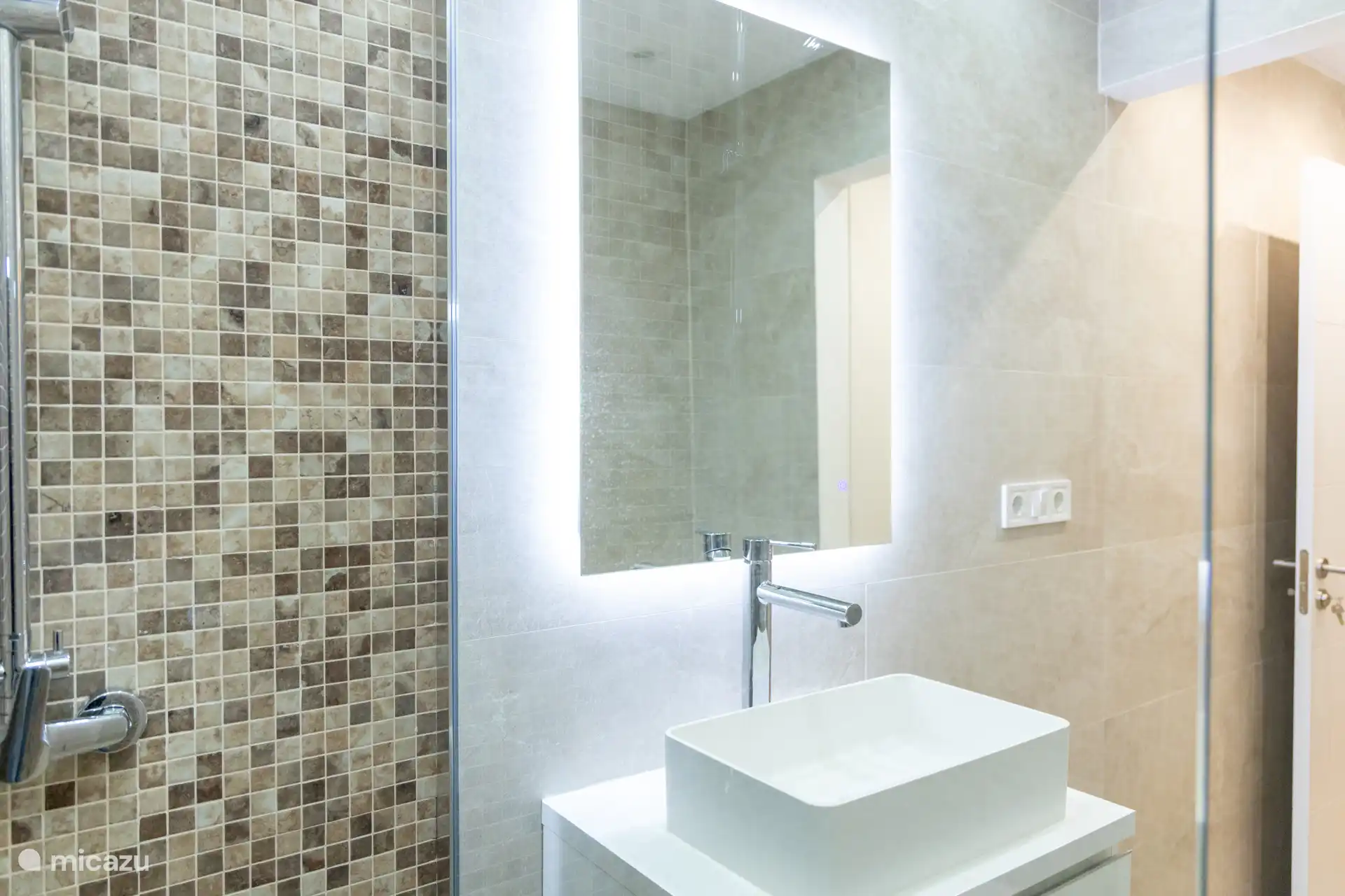 wastafel in badkamer