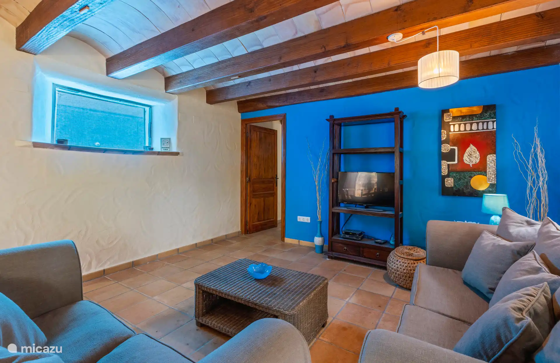 Wohnzimmer mit Blick auf das Schwimmbecken