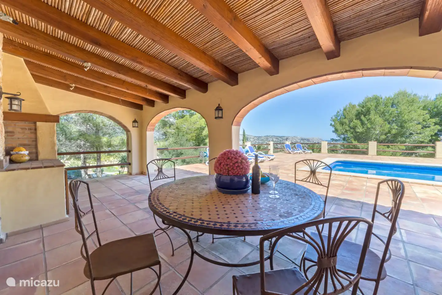 Außenterrasse mit Swimmingpool