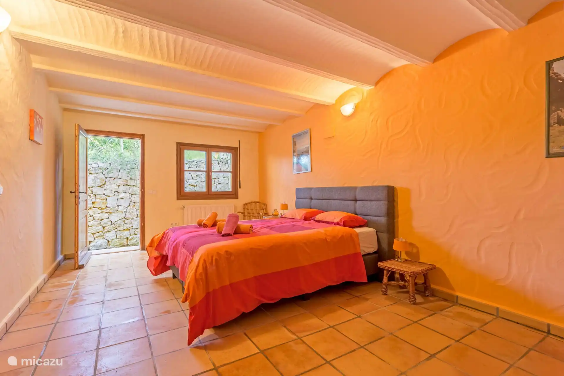 Schlafzimmer mit Doppelbett