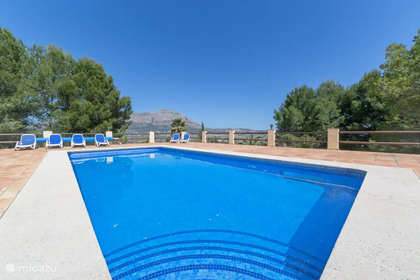 Schwimmbad mit Liegestühlen