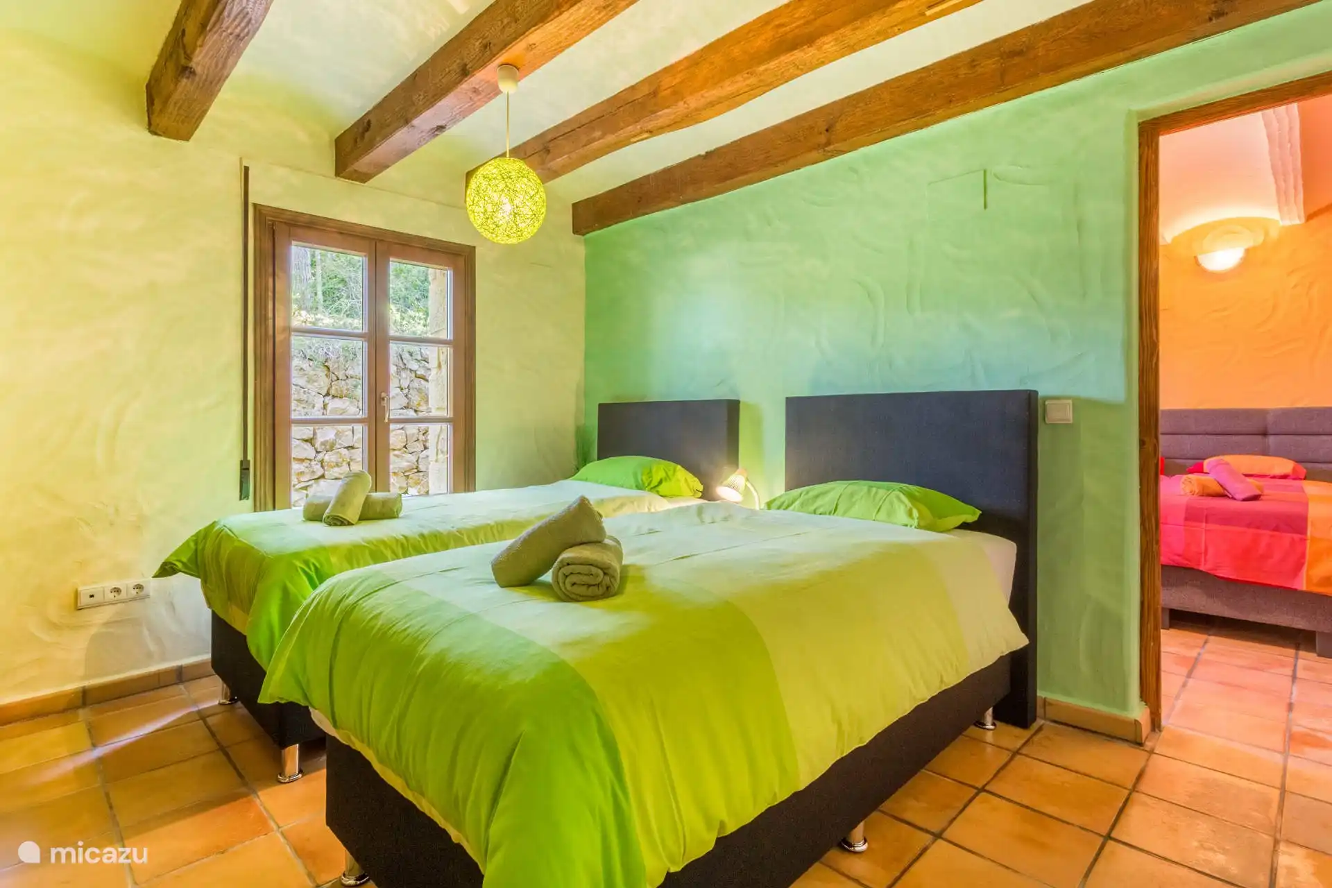 Schlafzimmer mit zwei Einzelbetten