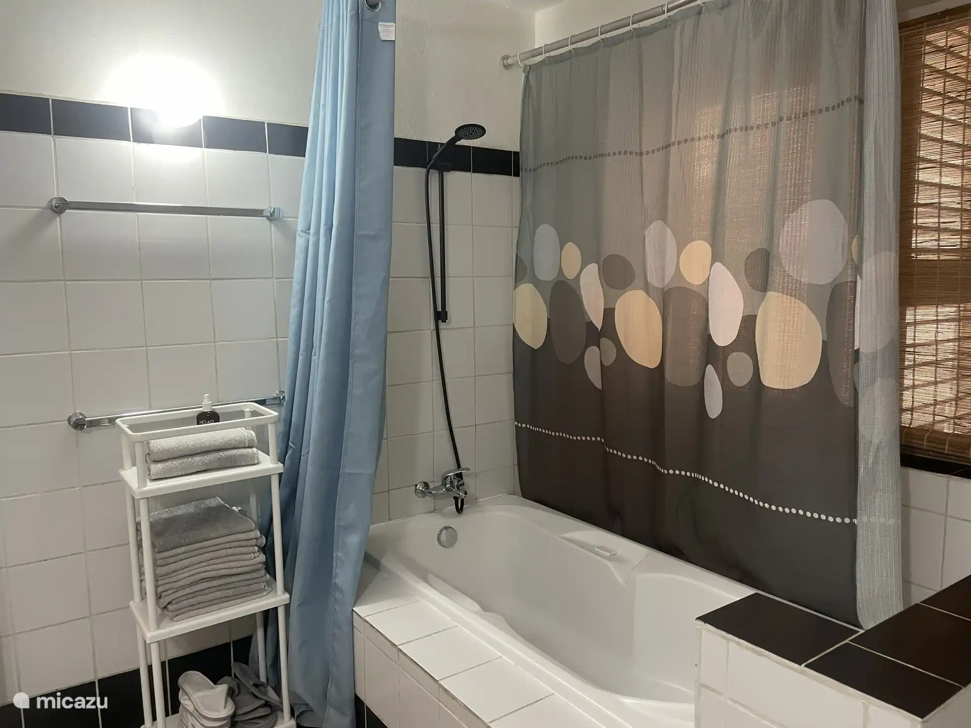 En-suite Badezimmer zu Schlafzimmer 2 mit Badewanne.