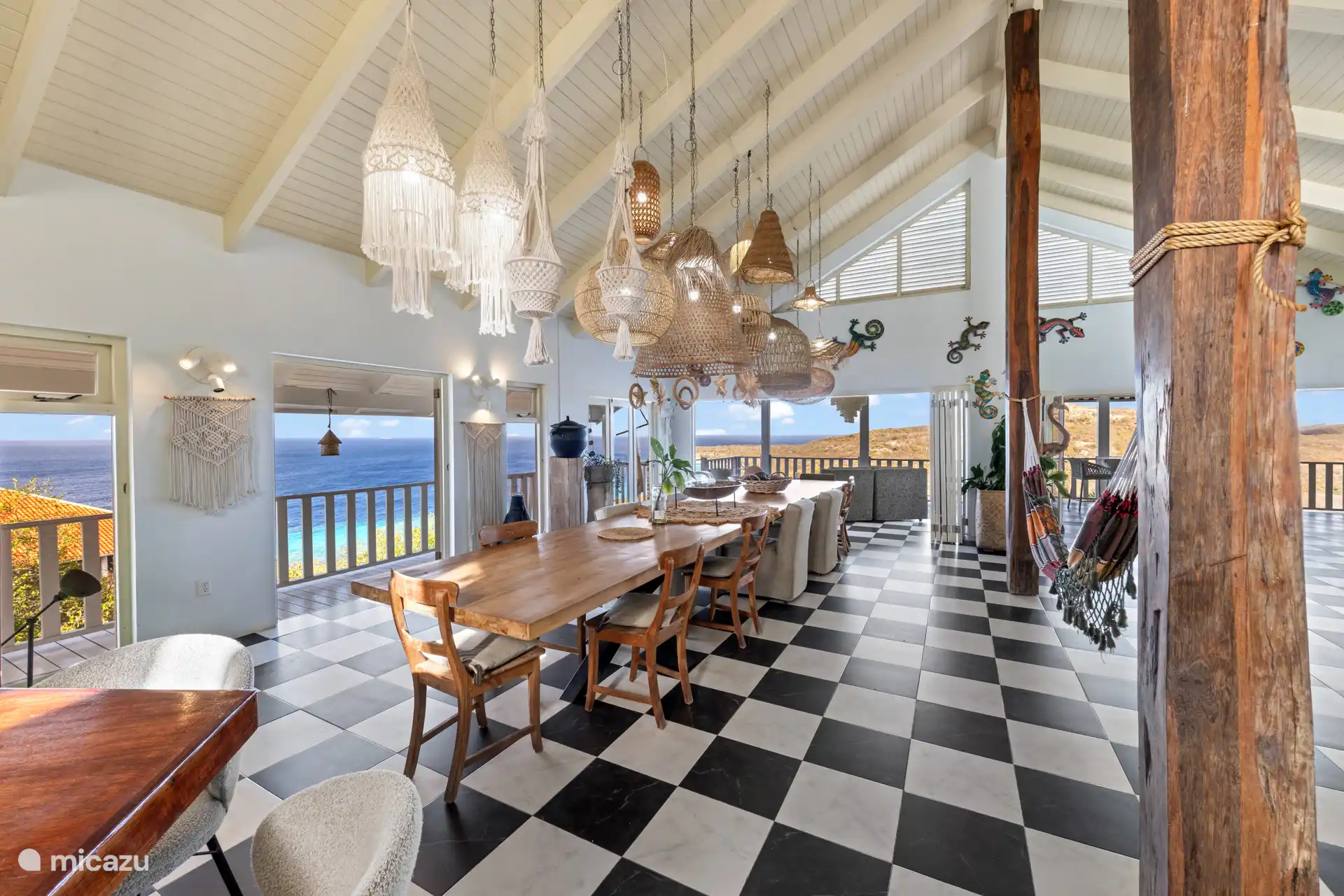 De warme Caribische sfeer, het open ontwerp en het gebruik van natuurlijke materialen laten je je direct thuis voelen.