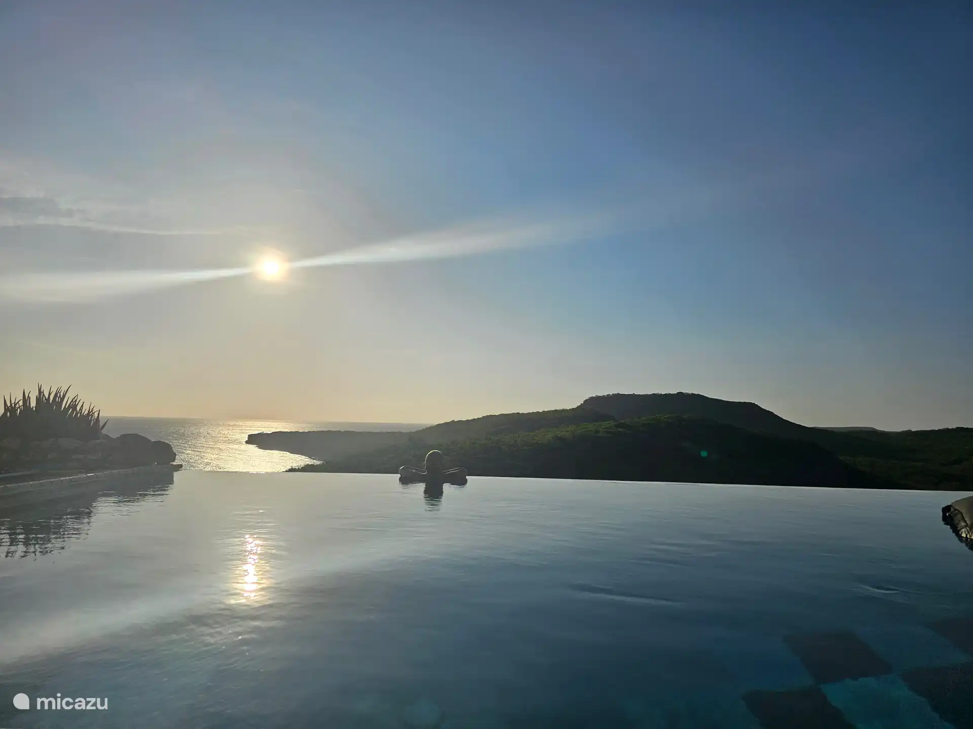 Genießen Sie die untergehende Sonne von Ihrem Pool aus - hier werden Sie unvergessliche Momente erleben!