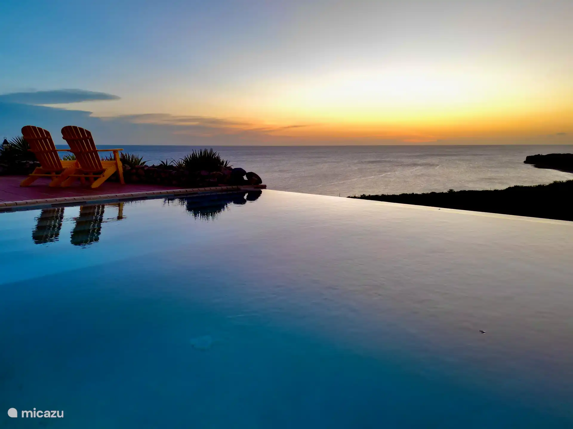 Genießen Sie bei einem Drink, während sich der Himmel golden färbt