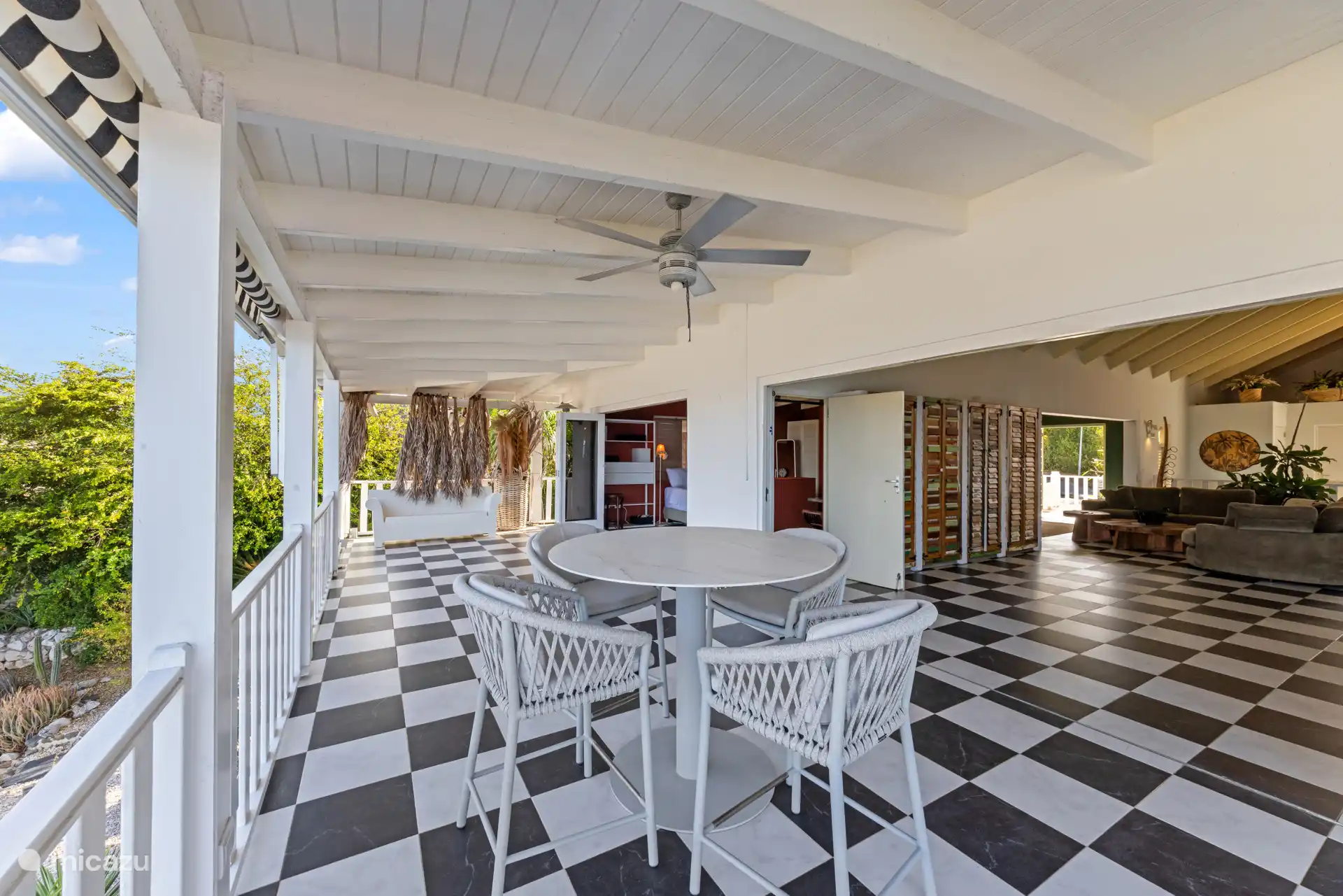 Dankzij de grote schuifdeuren loopt de open woonkamer naadloos over in dit buitengedeelte, wat zorgt voor de ultieme Caribische leefervaring. 