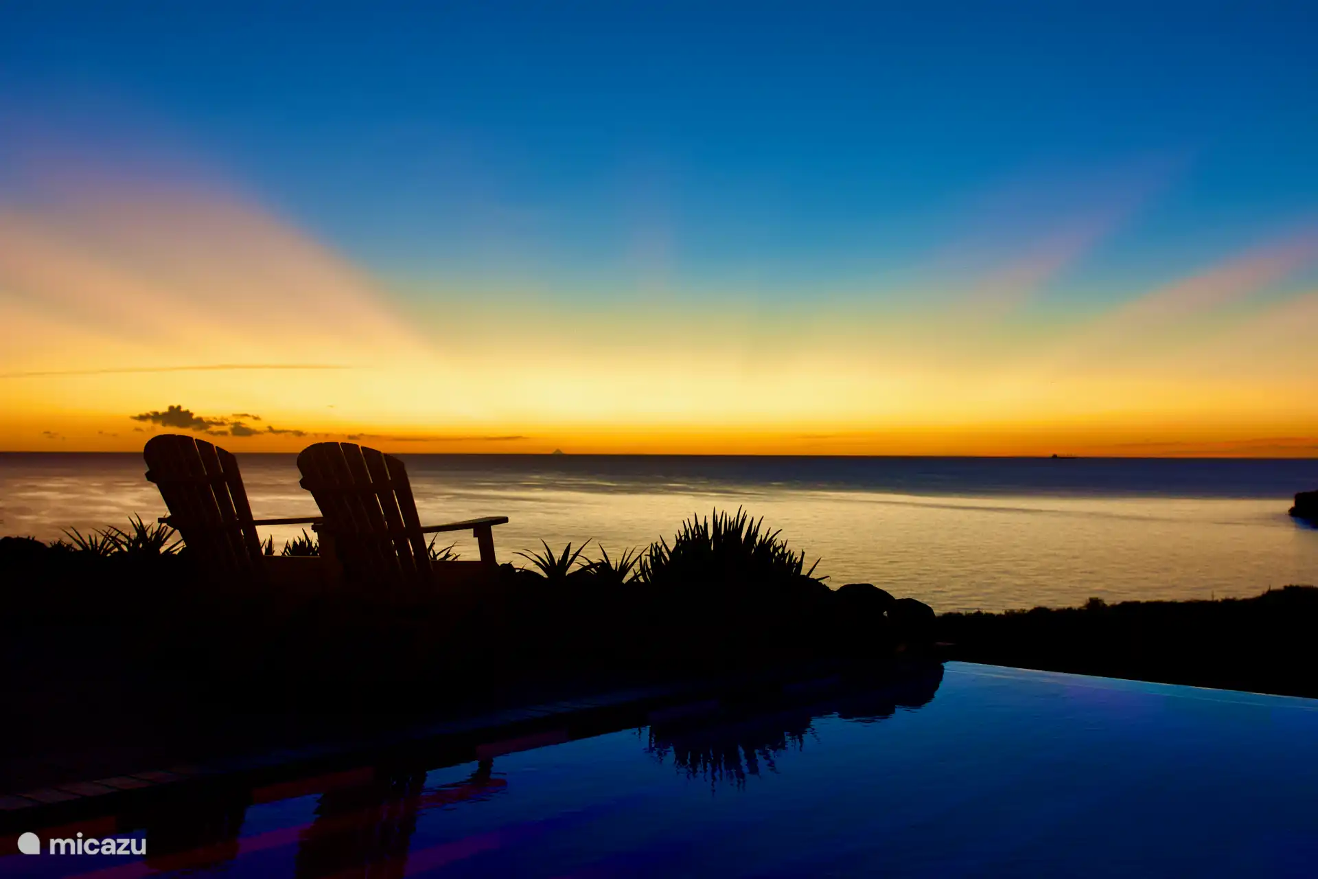 Genießen Sie bei einem Drink, während sich der Himmel golden färbt