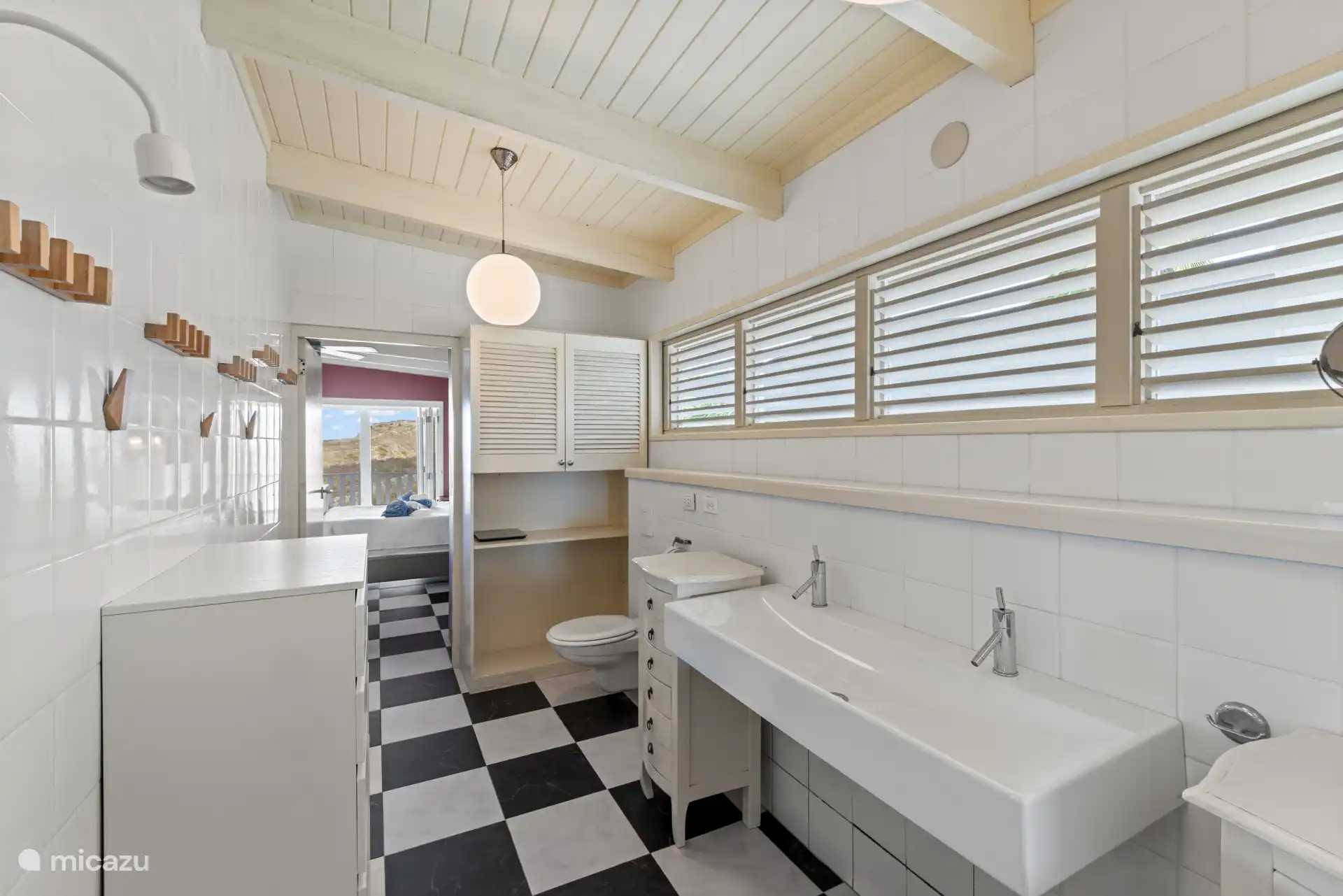 En-suite badkamer bij de master bedroom.