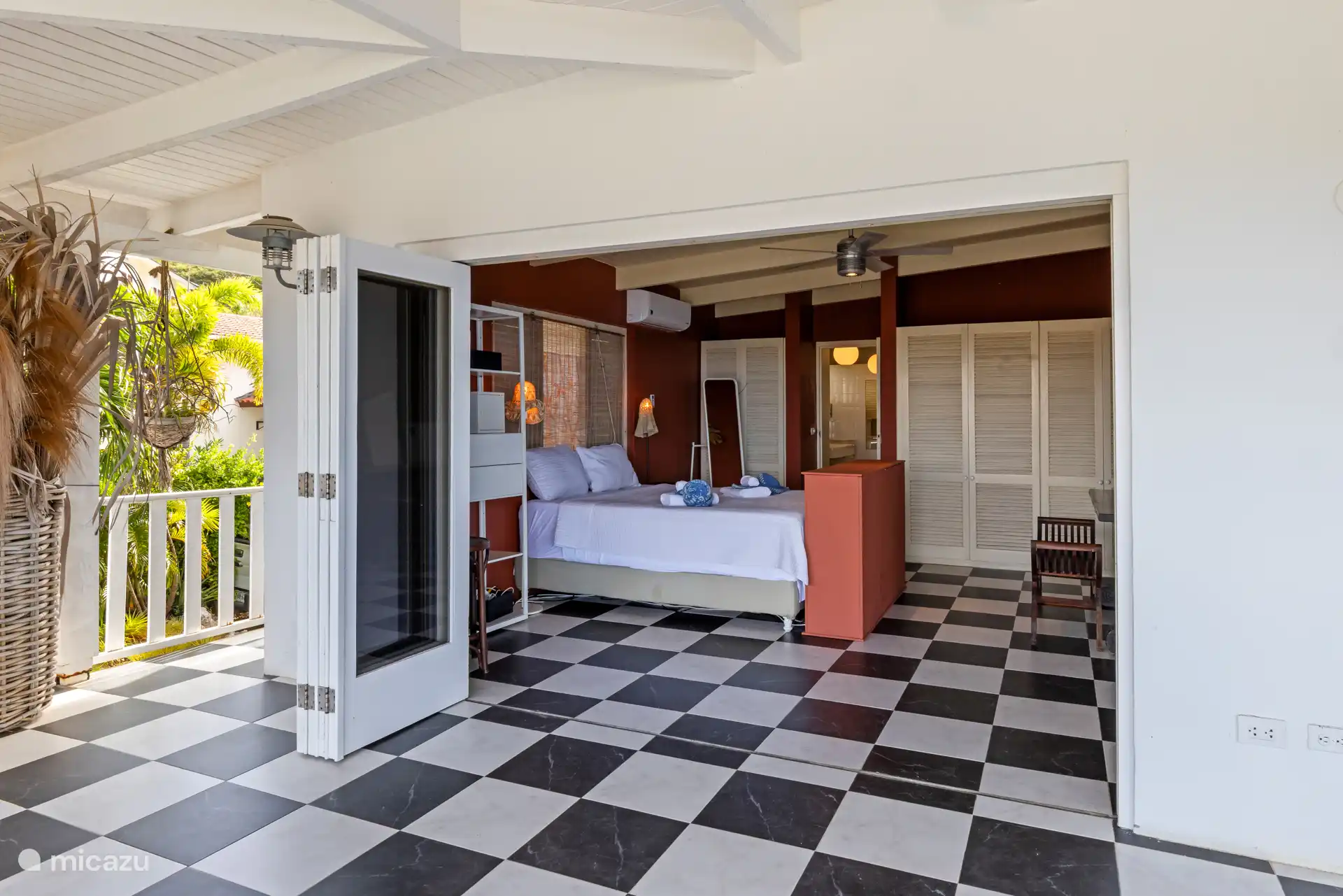 Master bedroom met direct toegang tot het balkon.