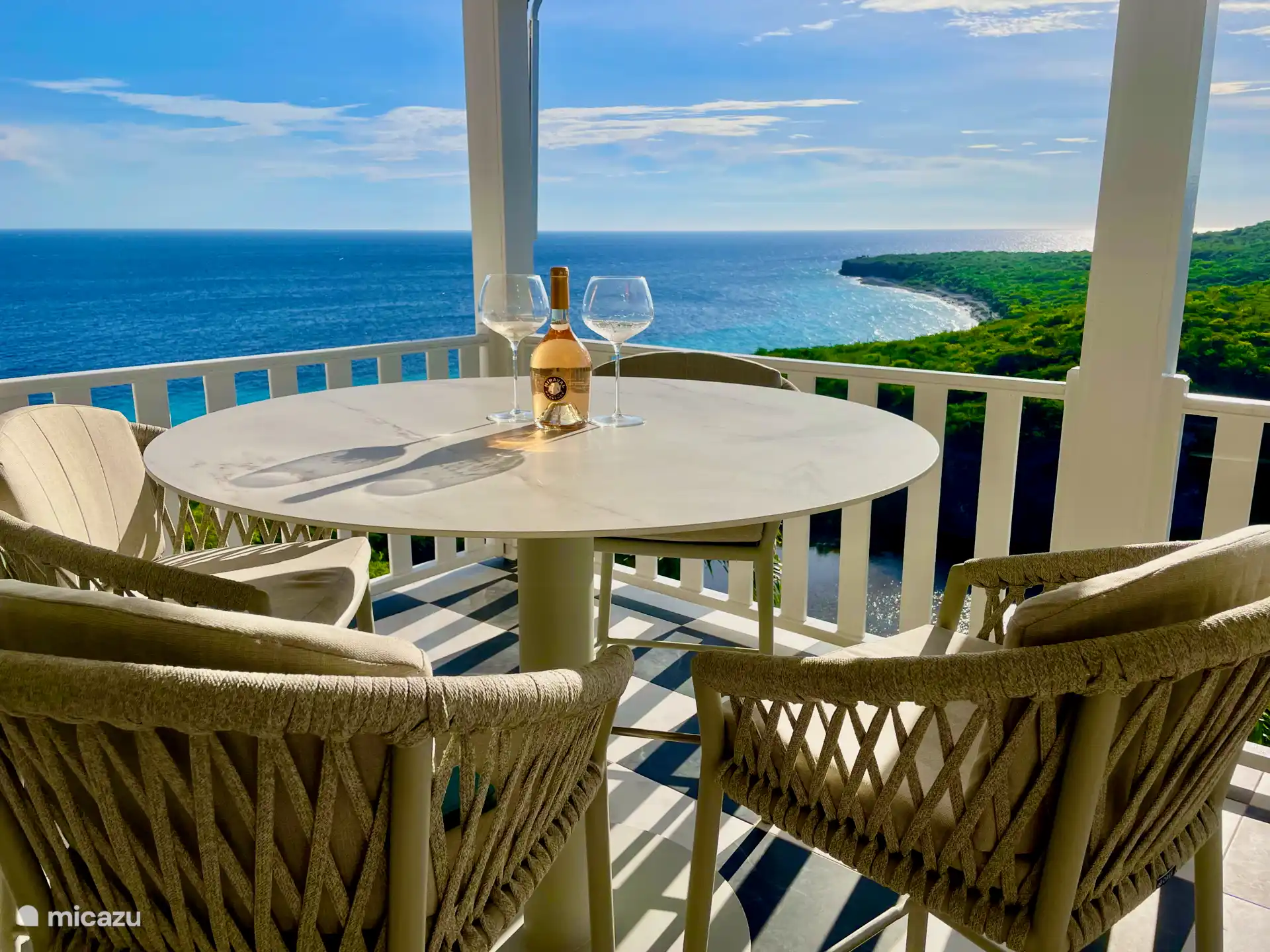 Mehrere Sitzgelegenheiten stehen zur Verfügung, alle mit schöner Aussicht.