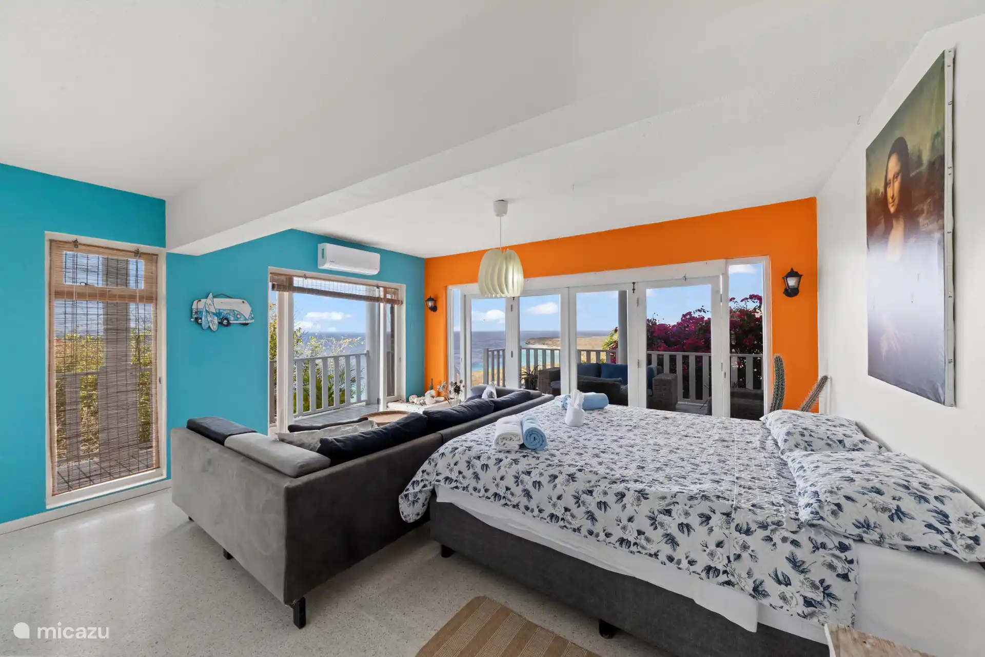 Slaapkamer 4, met grote ramen, direct toegang tot balkon met zeezicht.