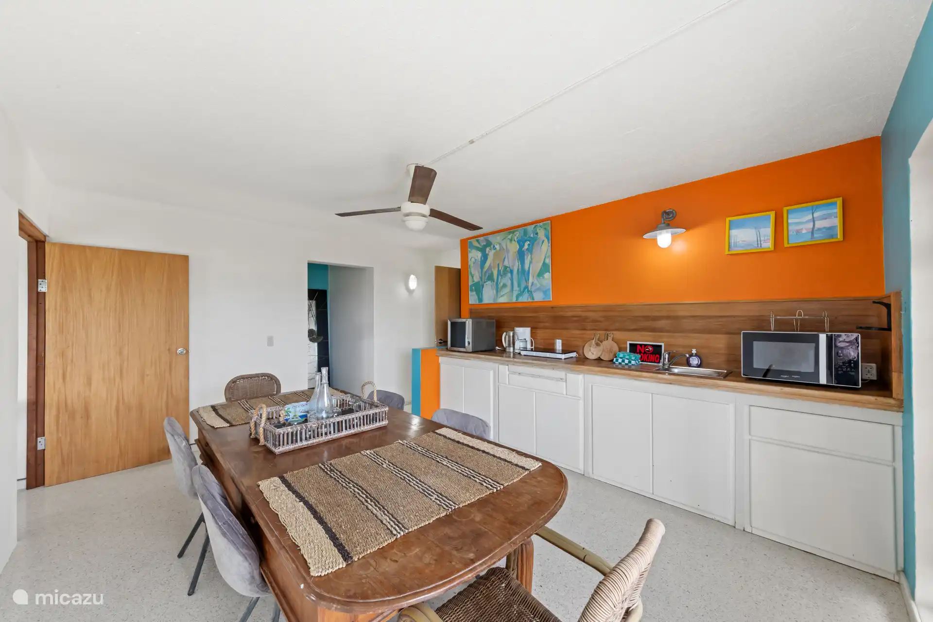 Kitchenette met eettafel gelegen op de begane grond.