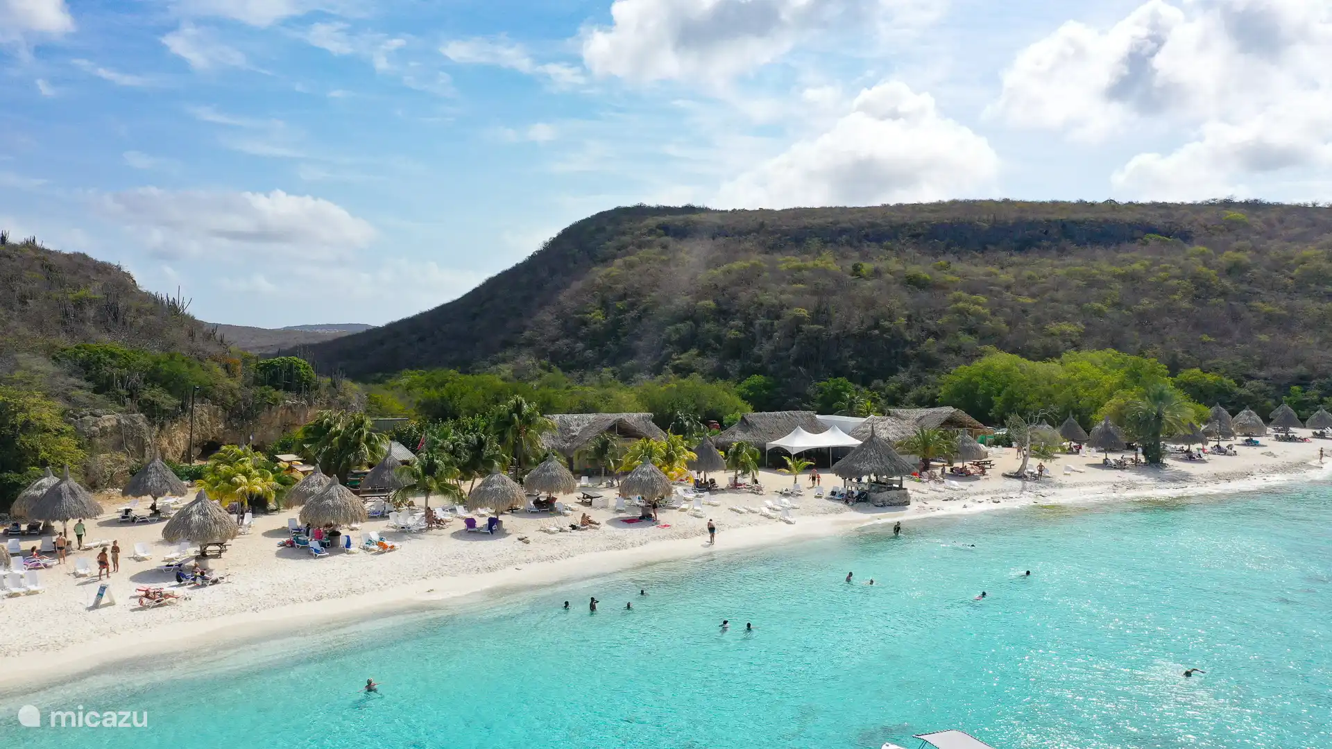 Op Cas Abao Beach kun je strandbedden huren, eten en drinken bestellen, en zelfs een duik boeken bij de duikschool ter plaatse.