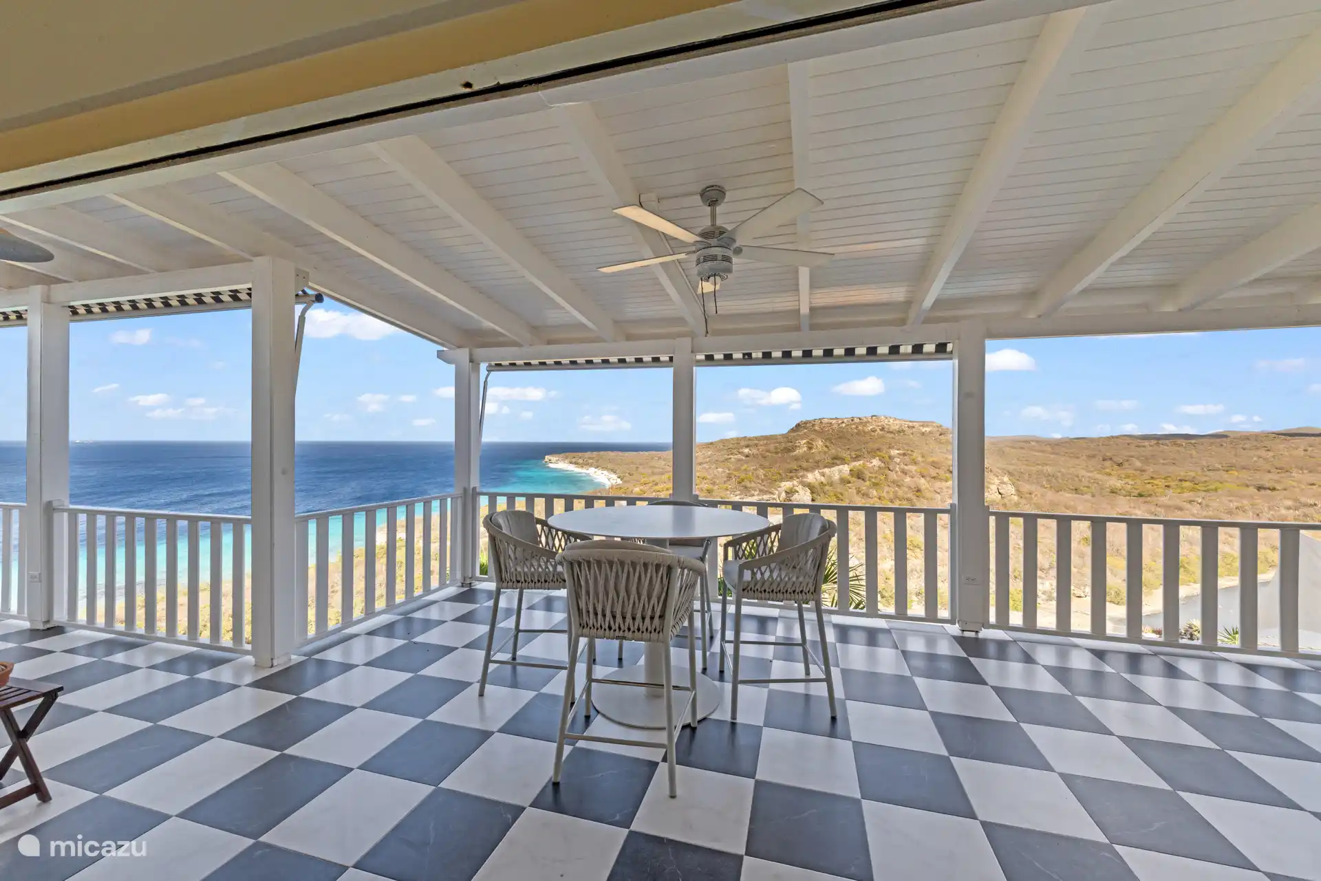 Veel ruimte, je kunt op verschillende plekken genieten van het uitzicht.