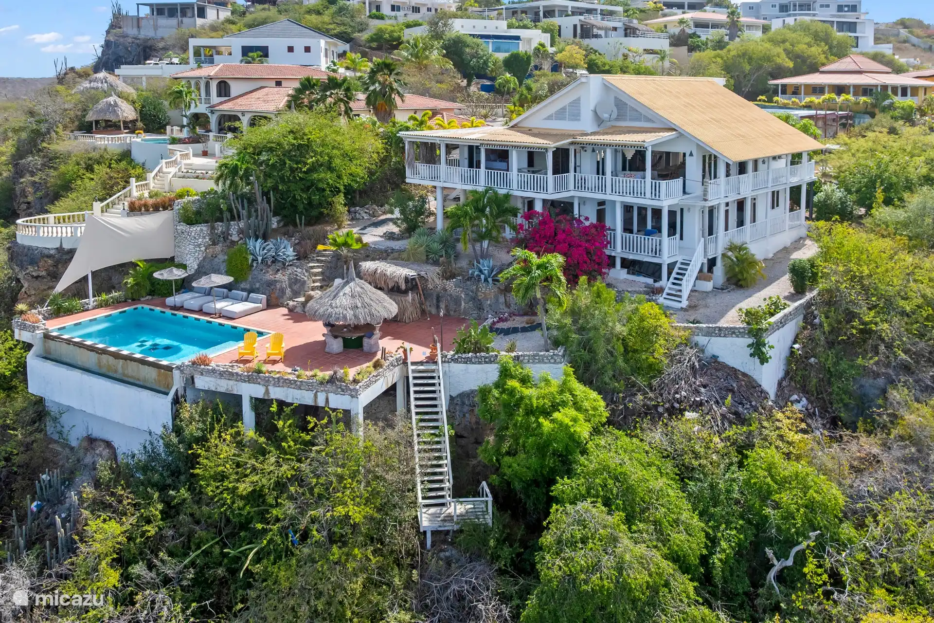 Gelegen in Cas Abao, een van de mooiste beveiligde gemeenschappen van Curaçao — waar huizen in harmonie met de natuur zijn gebouwd.