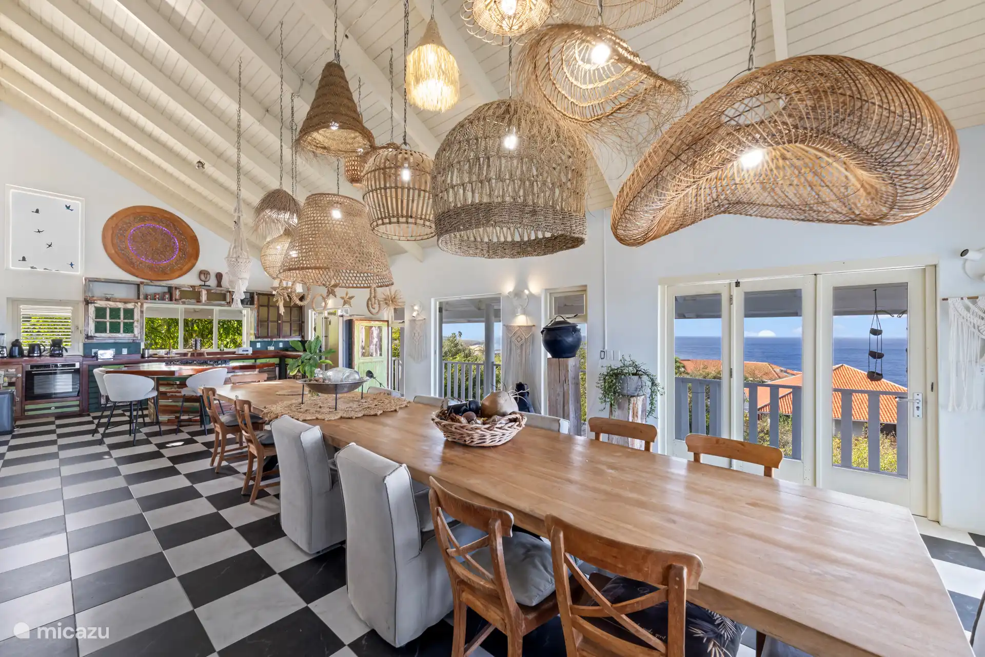 Grote diner tafel met uitzicht op zee.