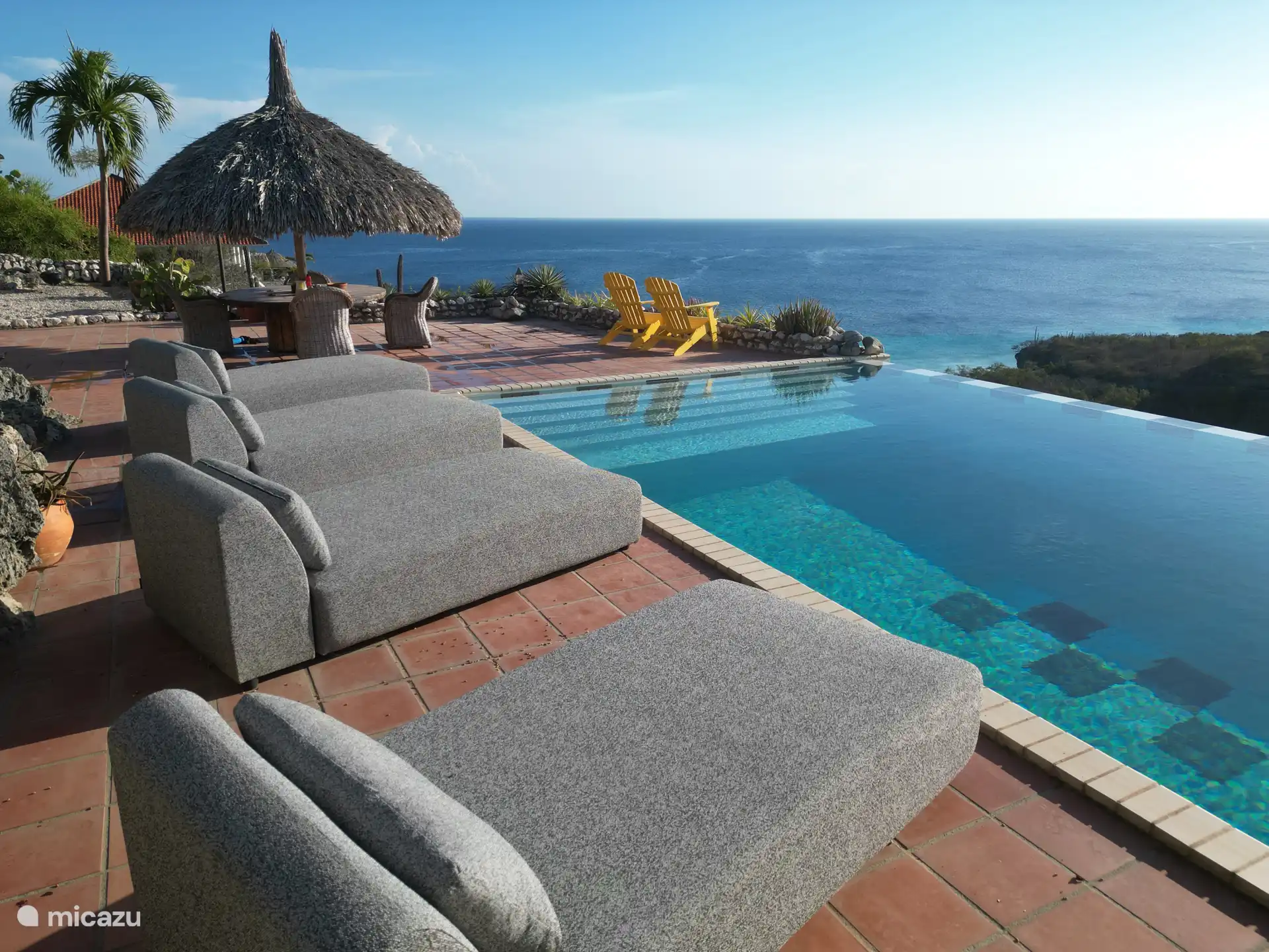 Entspannen Sie sich auf luxuriösen Loungebetten am Pool.