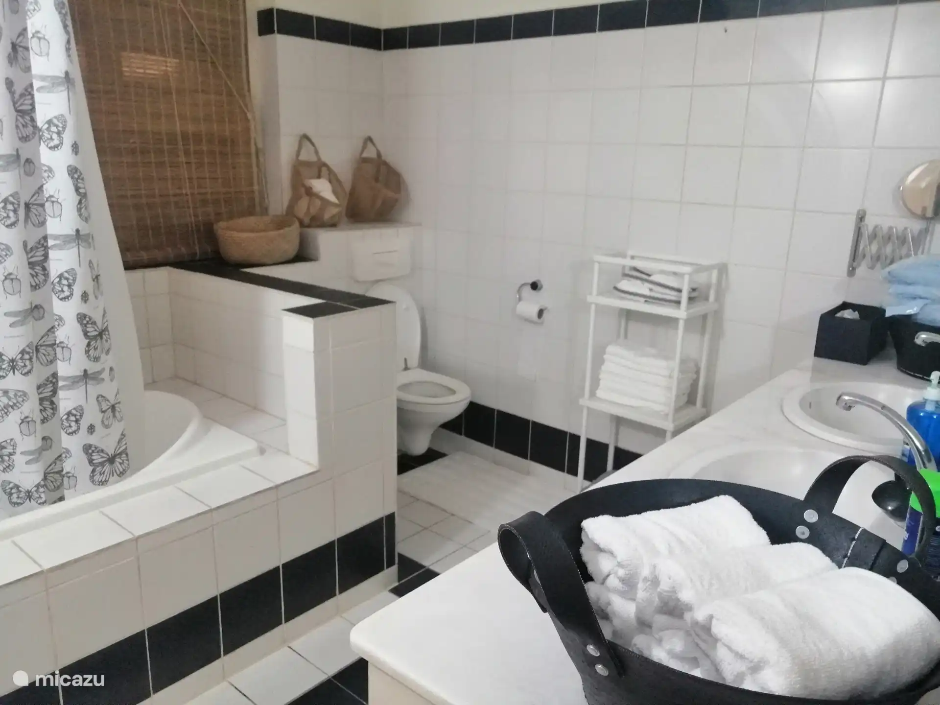 En-suite Badezimmer zu Schlafzimmer 2 mit Badewanne.