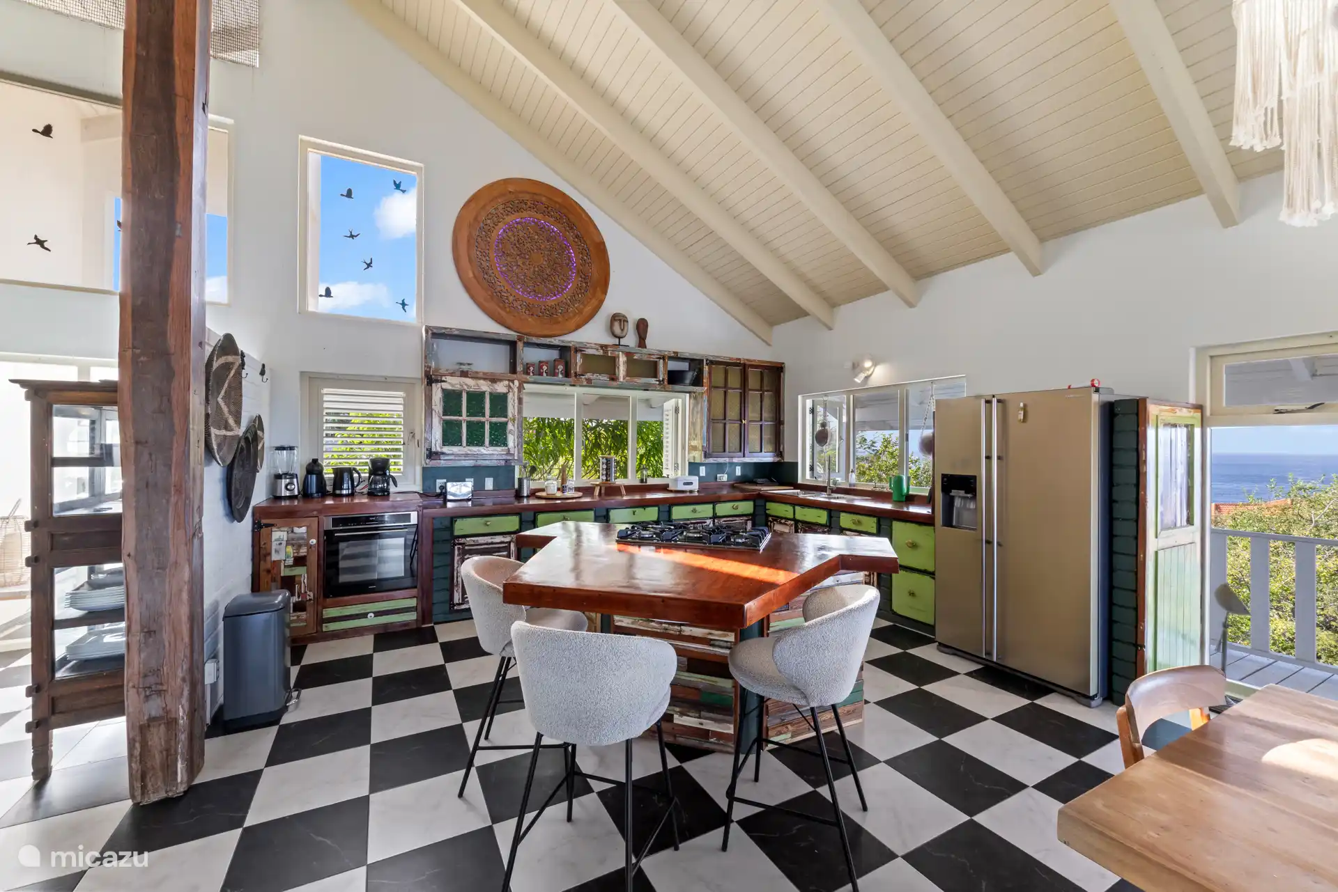 Volledig uitgeruste open keuken met gezellig kookeiland.