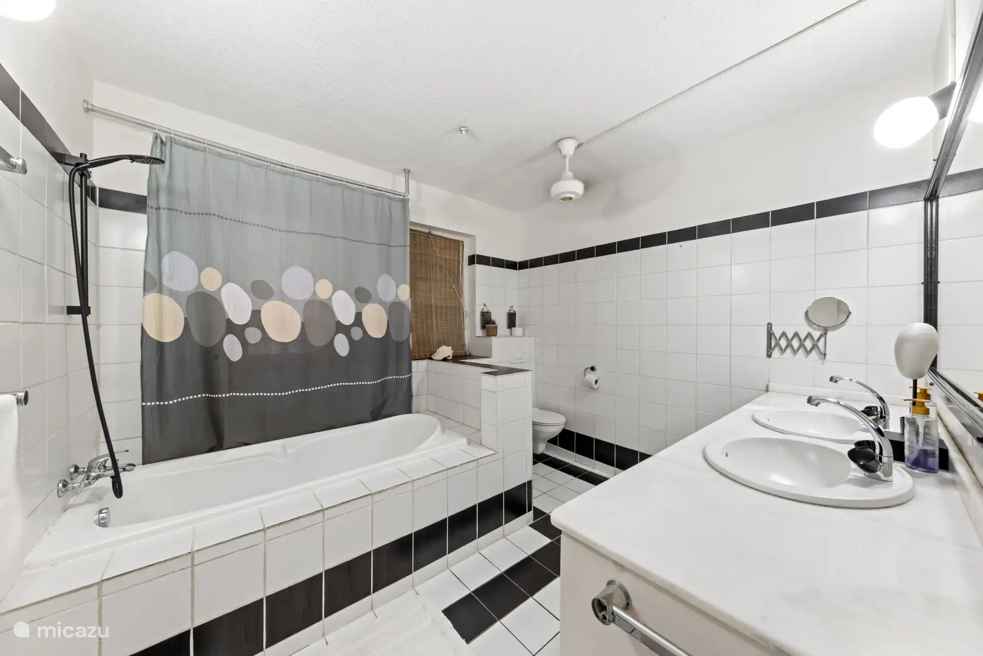 En-suite badkamer bij slaapkamer 2