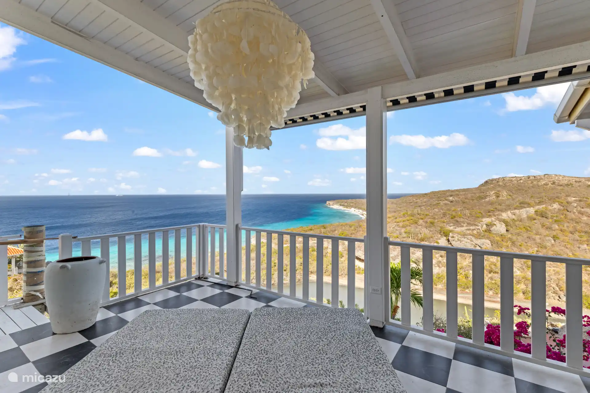 Ligbedden op het balkon, perfecte plek om in de ochtend wakker te worden met een kopje koffie.