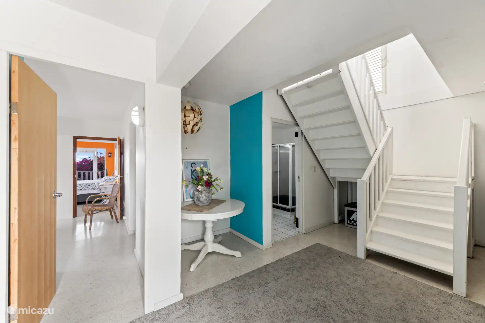 Kas di Sol is een ruime villa verdeeld over twee verdiepingen.