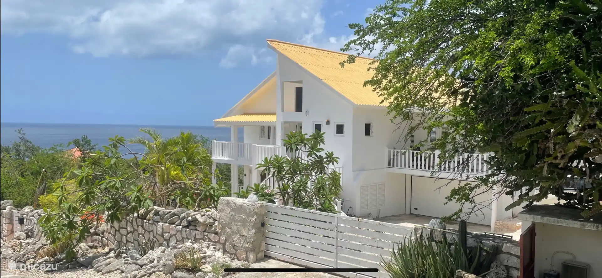 Vorderansicht der Villa.